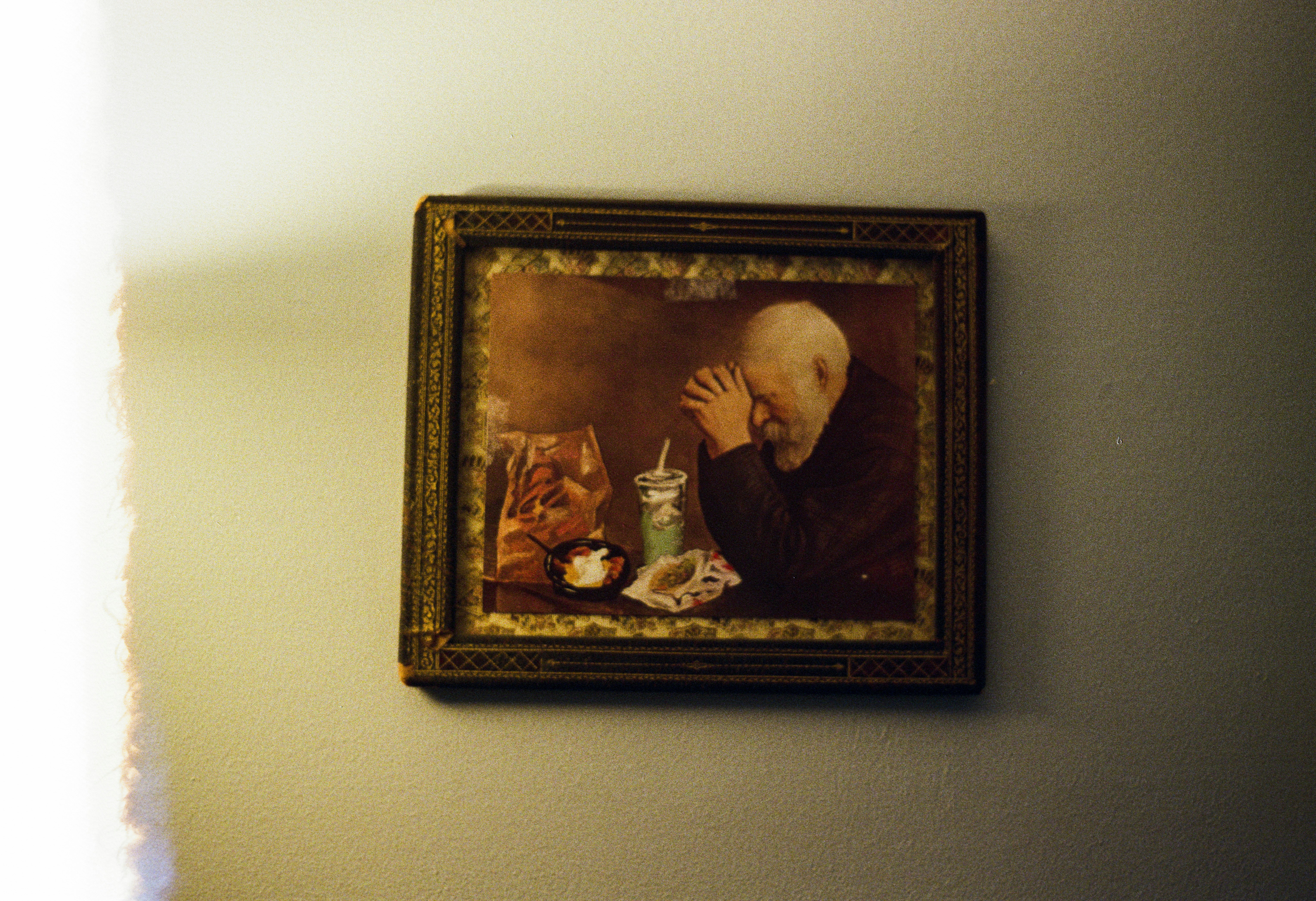 Une peinture d’un homme priant pour de la nourriture.