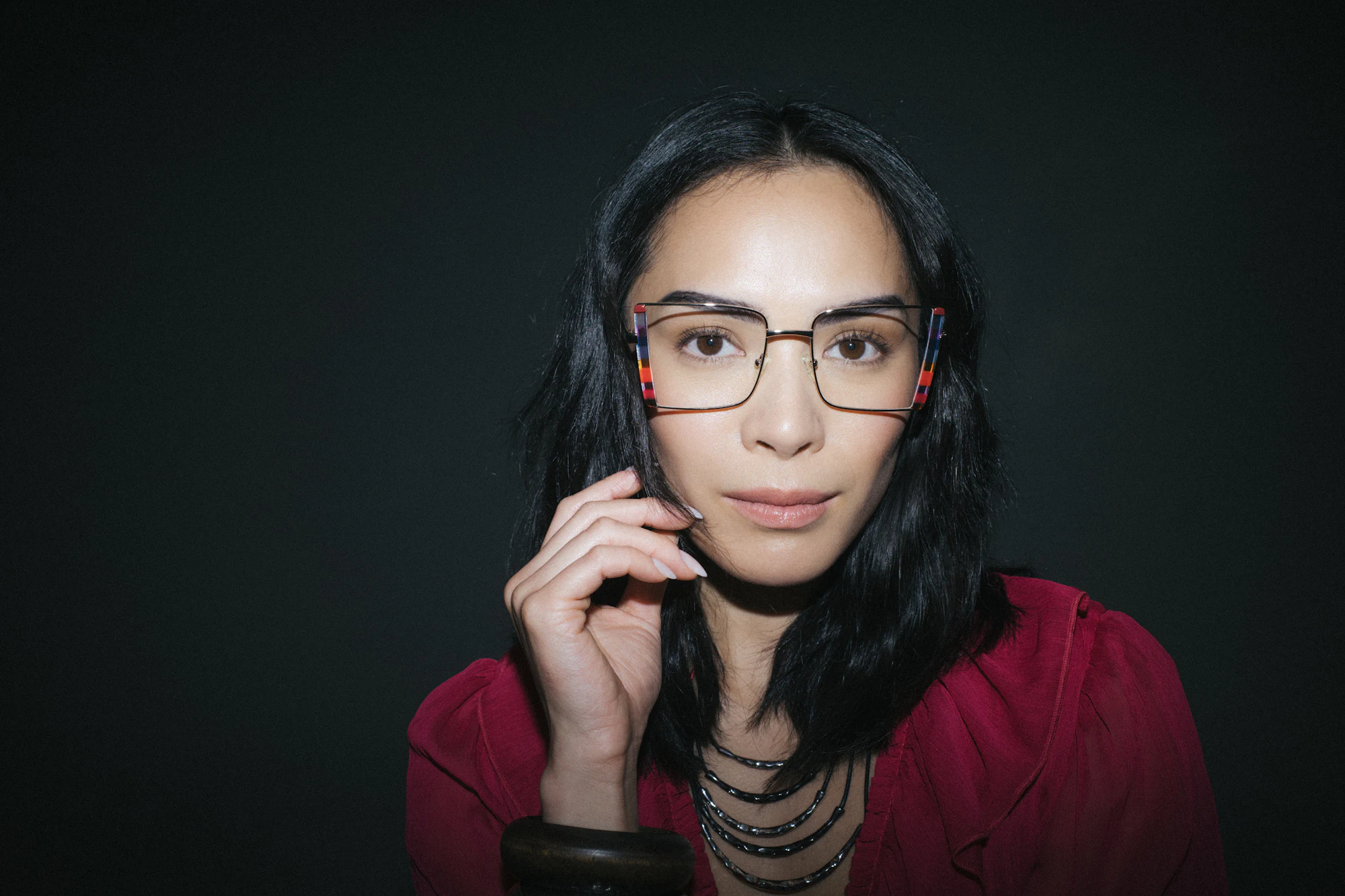 Portret kobiety w czerwonej kurtce