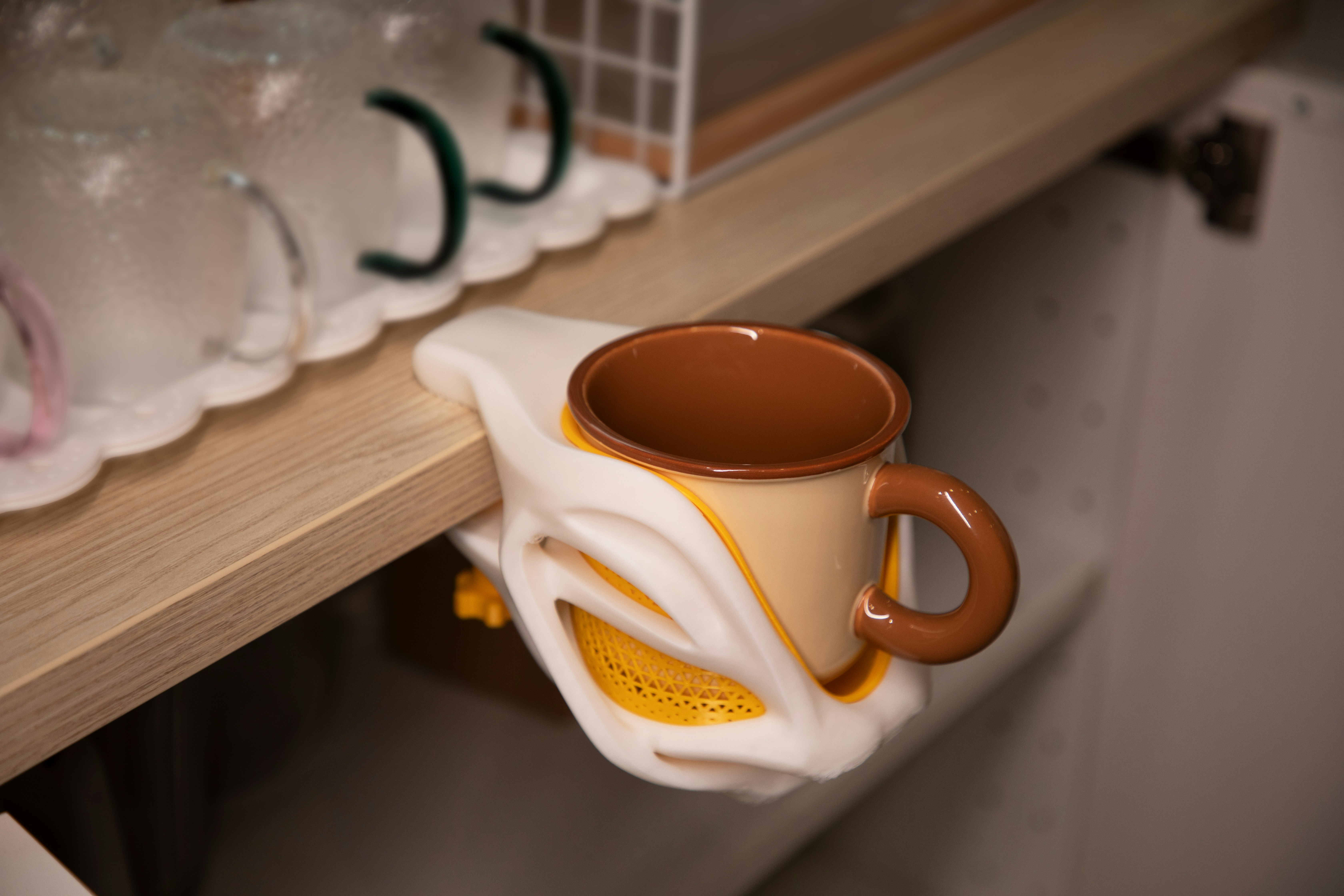 Une tasse repose sur un design d’étagère unique.