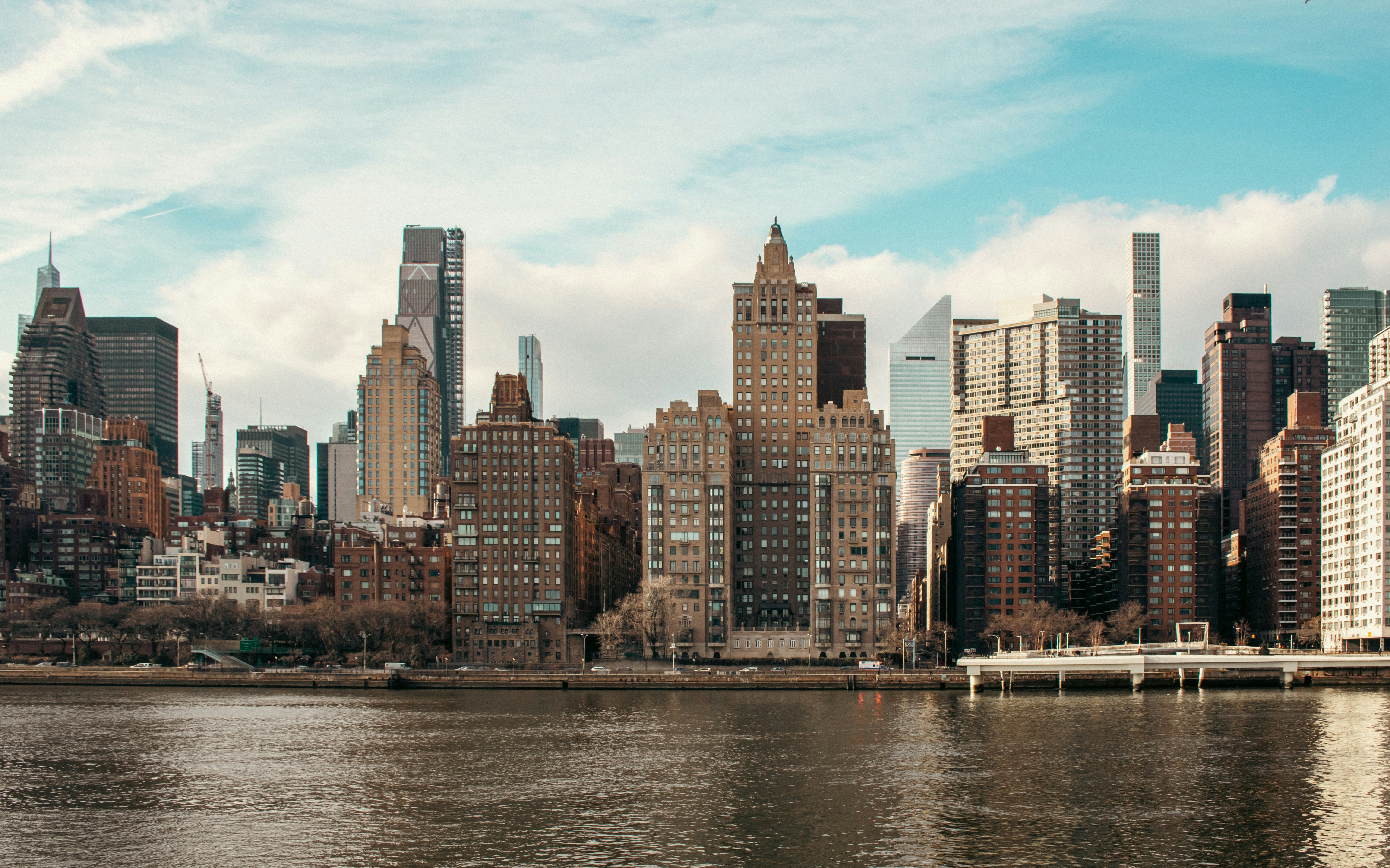Horizonte de la ciudad de Nueva York con un río en calma. foto – Imagen de  Bien inmueble gratuita en Unsplash, image size:3000x1875