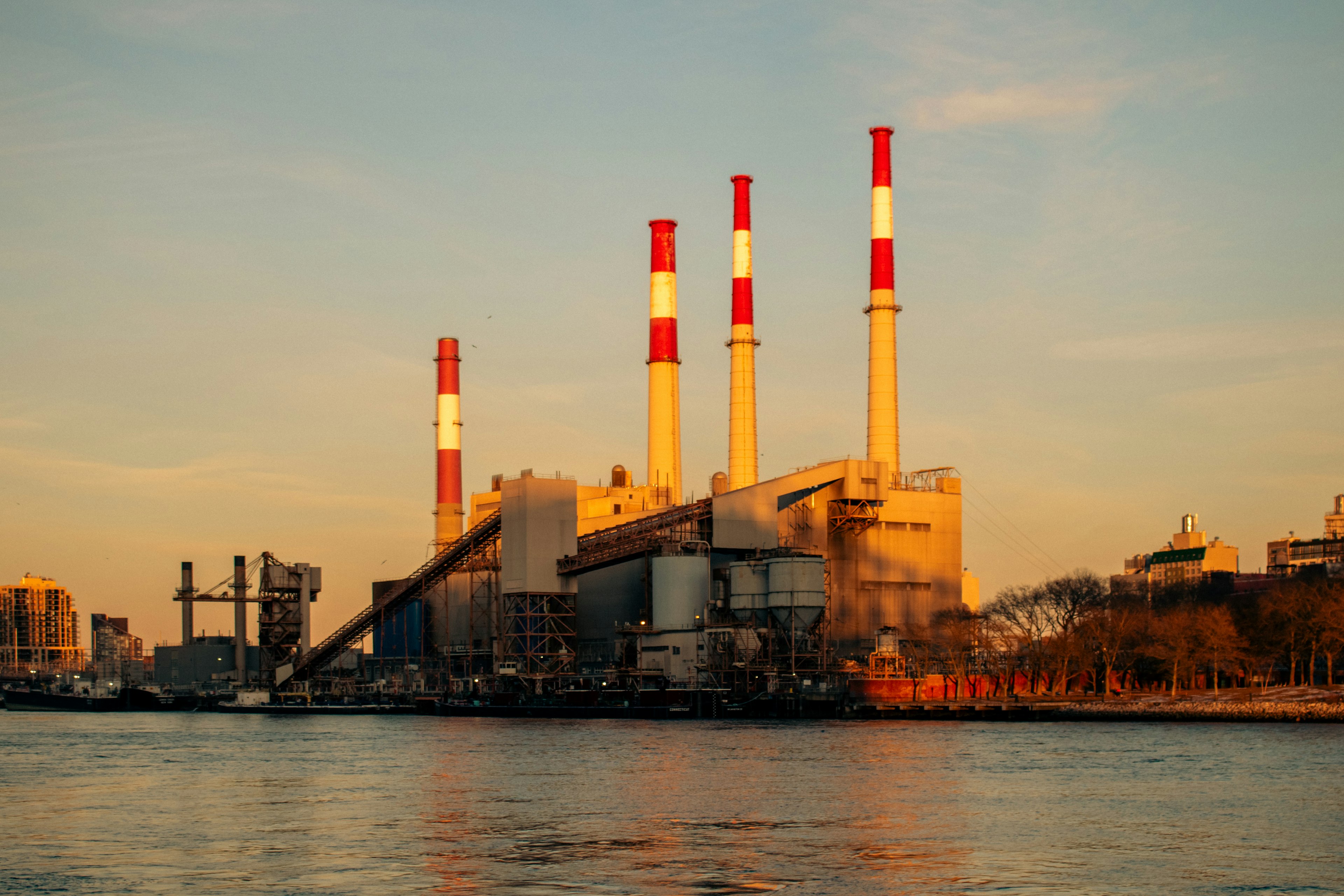 Иллюстративные фотографии промышленной энергетики; могут не изображать именно Ткуарчалскую ГРЭС.