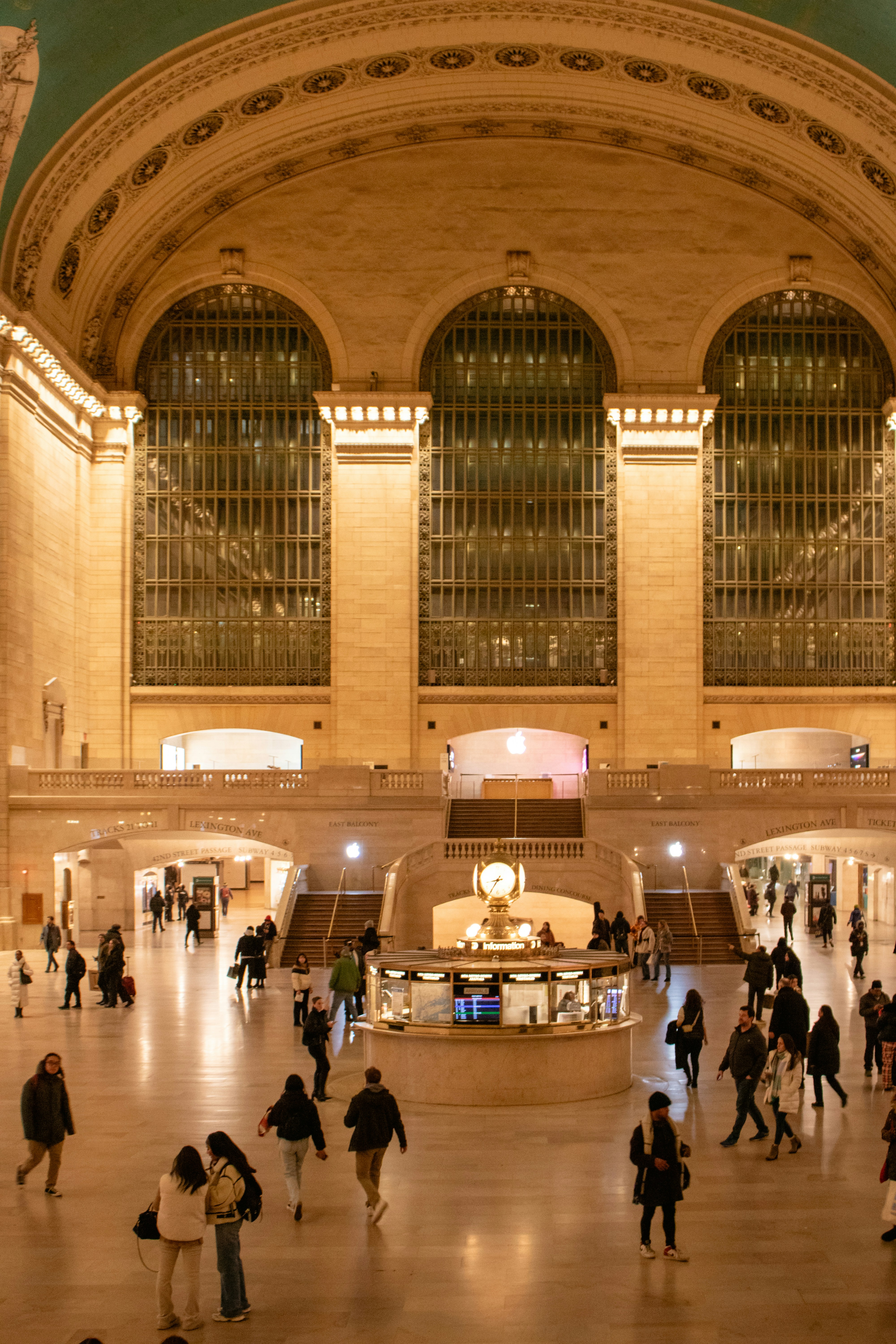 O grande salão do Grand Central Terminal está cheio de pessoas.