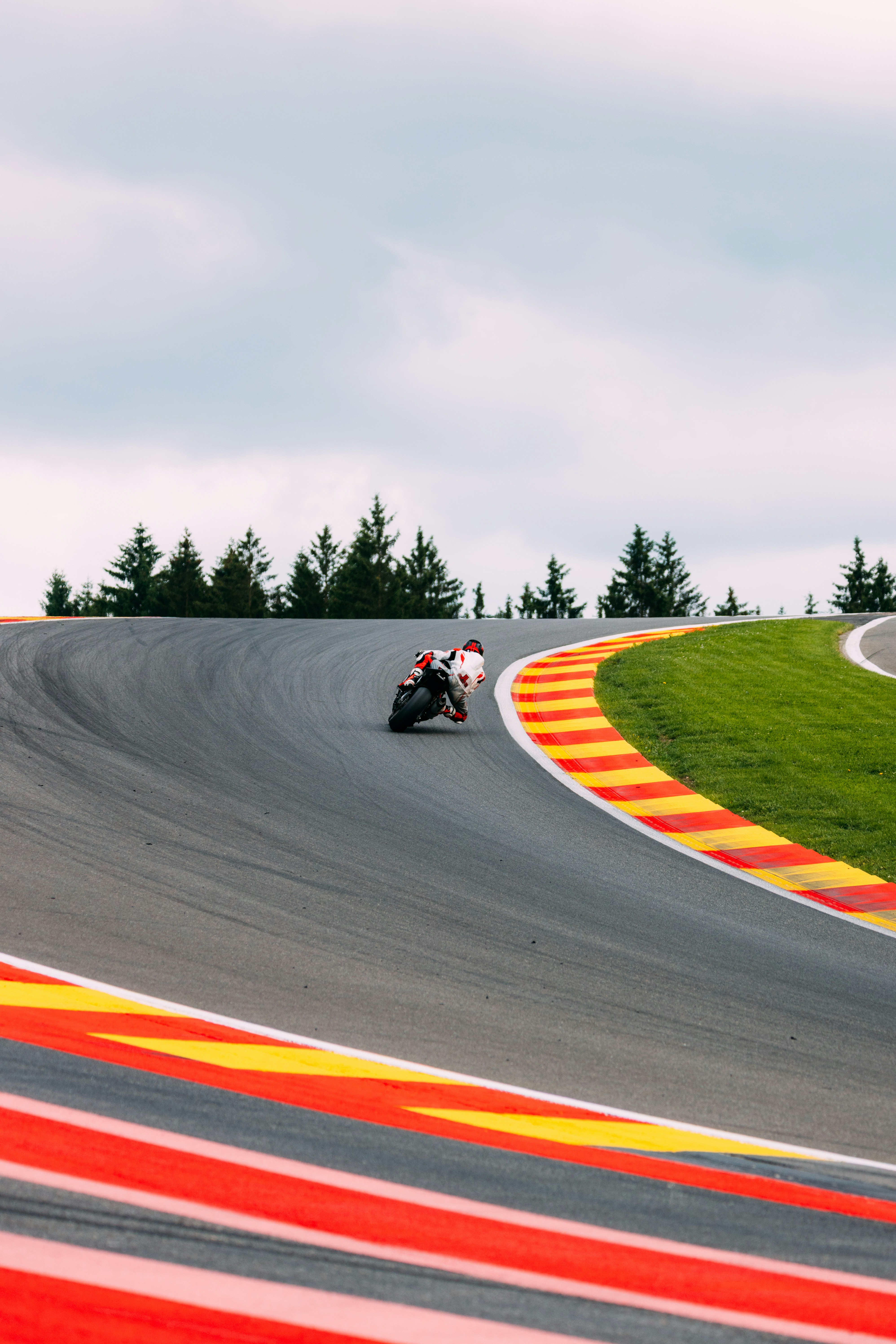 Motorradfahrer, der über eine kurvige Strecke rast.