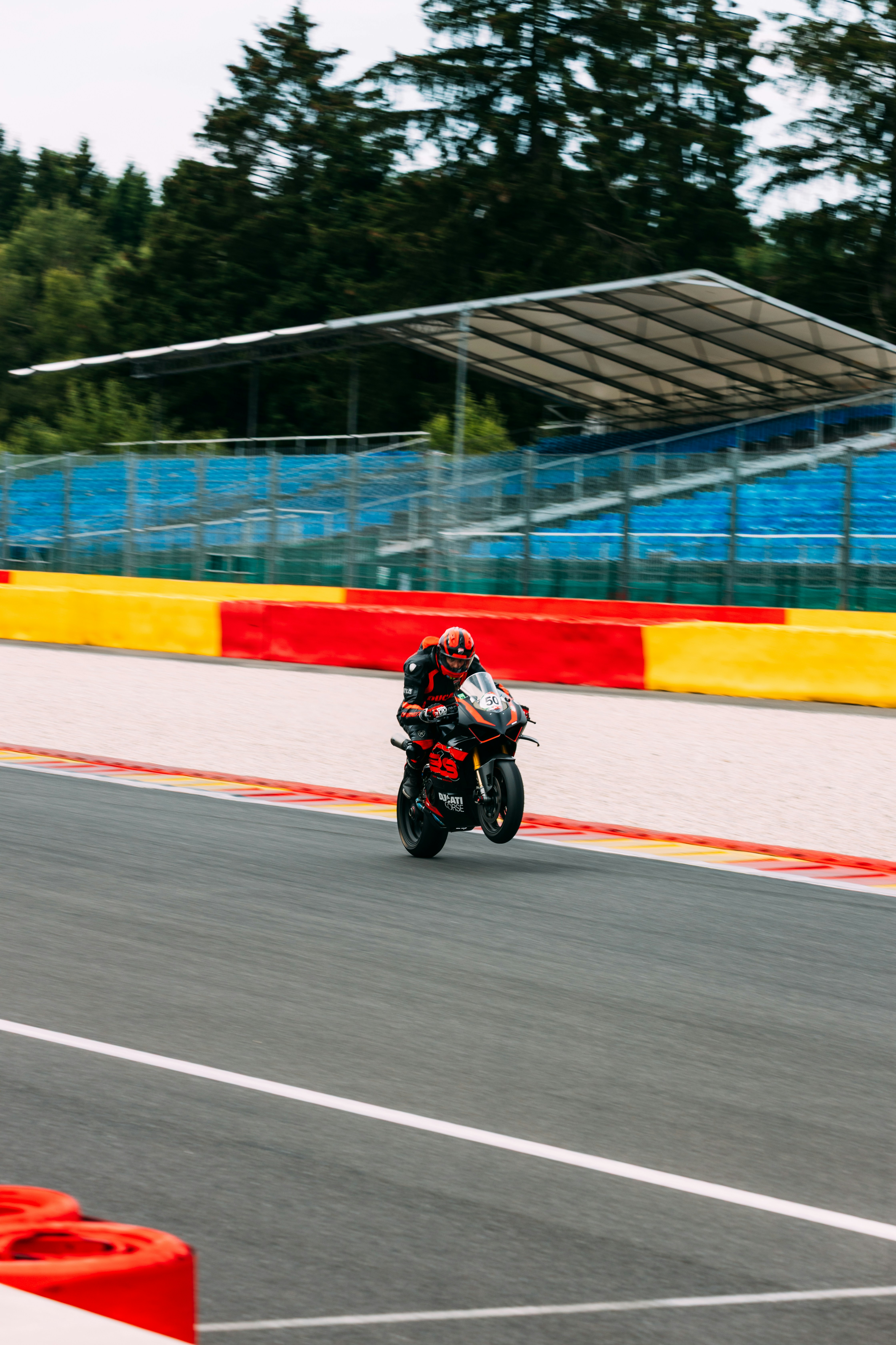 Ein Motorradfahrer fährt ein Rennen auf einer Strecke.