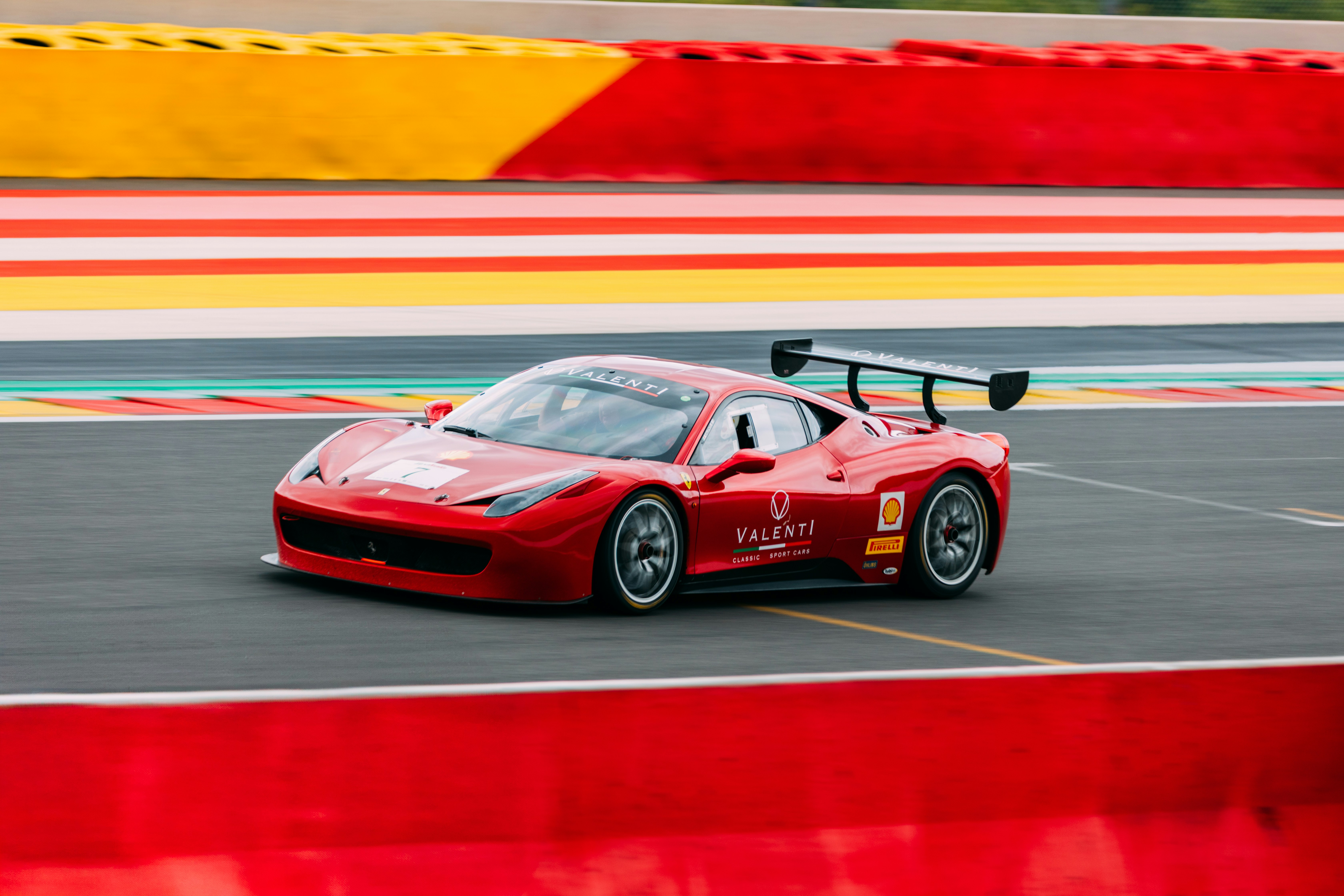 Ein roter Ferrari rast über die Strecke.