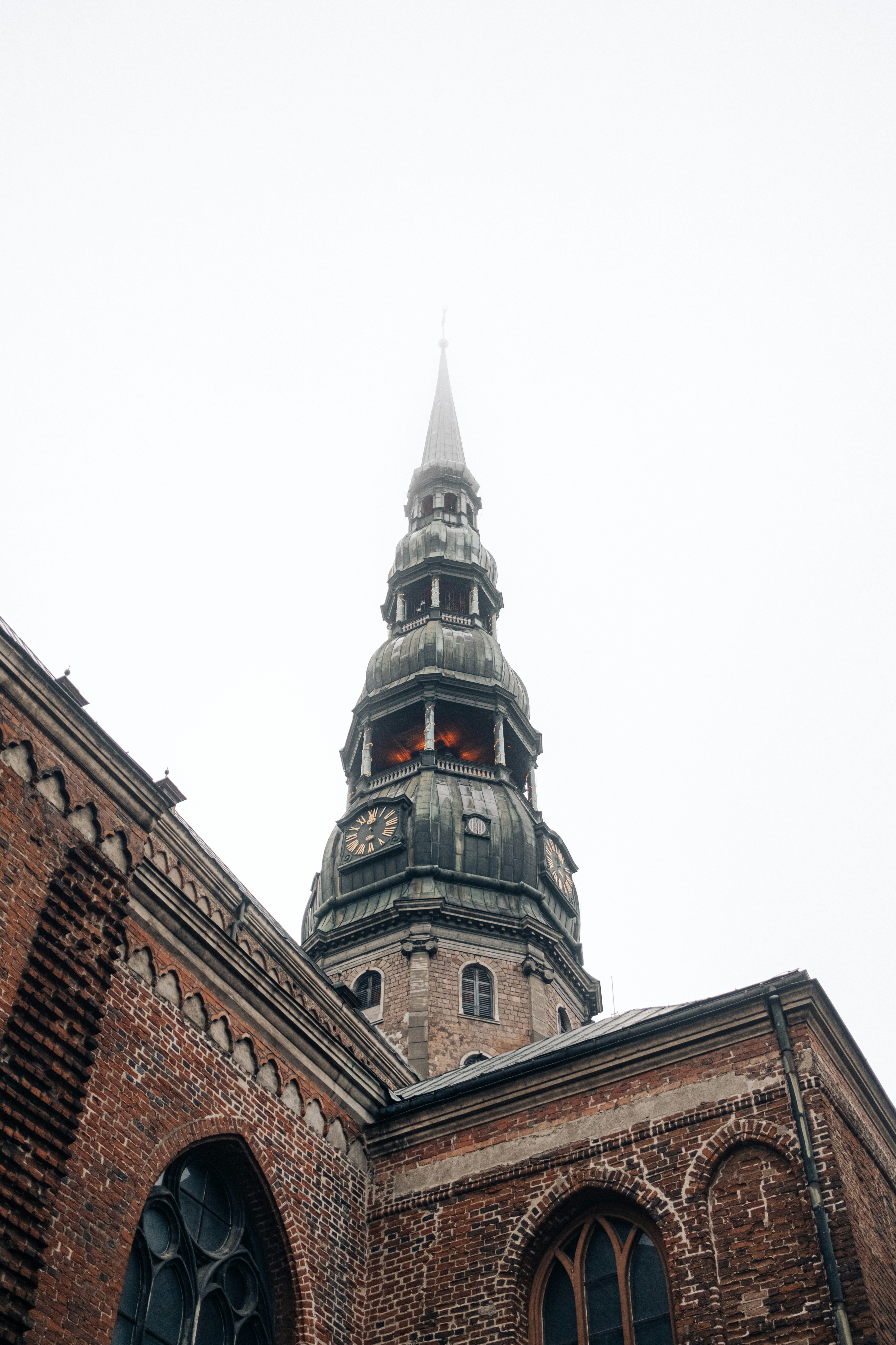 Menara gereja bata tinggi menjangkau ke langit.