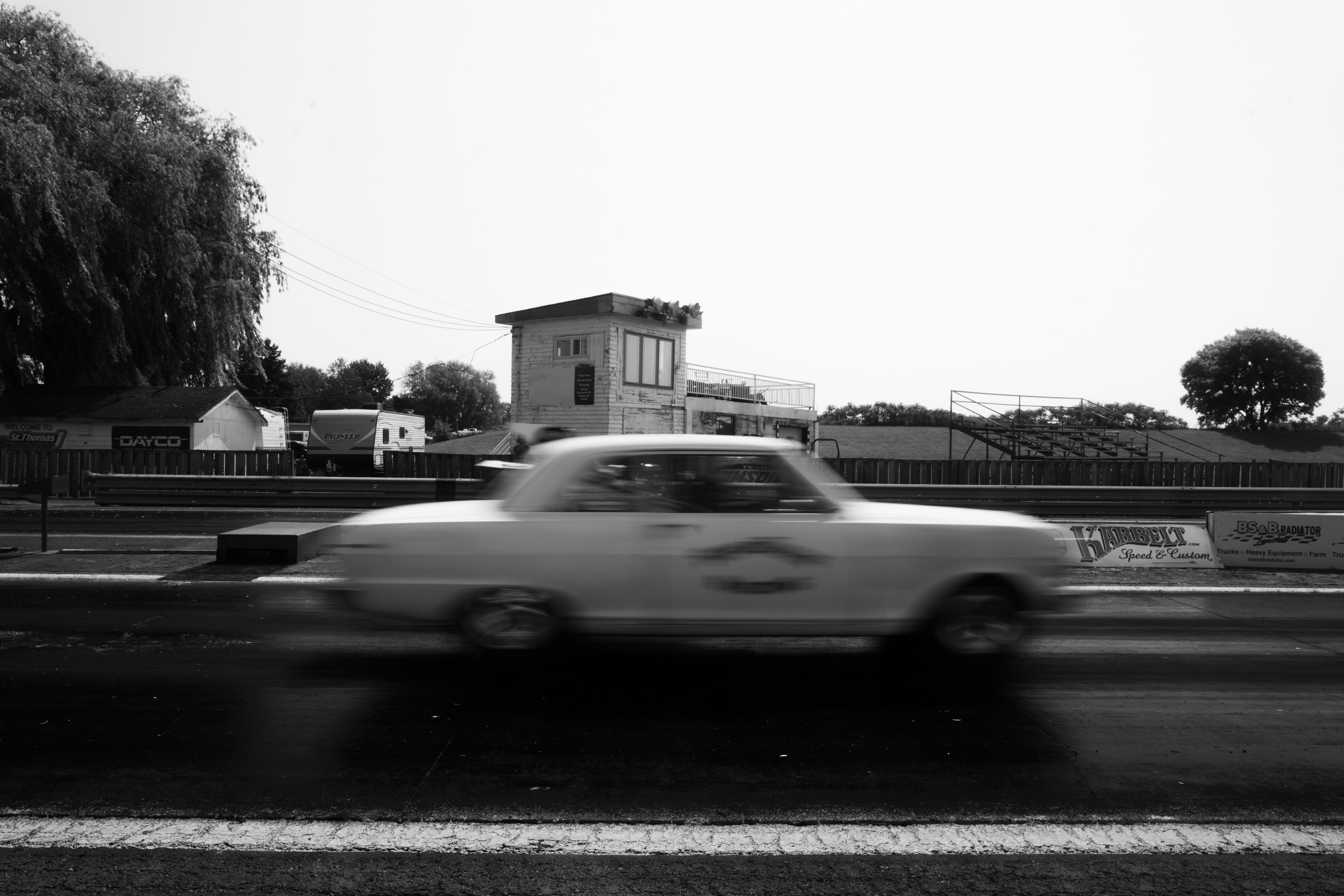 Une voiture de course vintage brouille la piste.