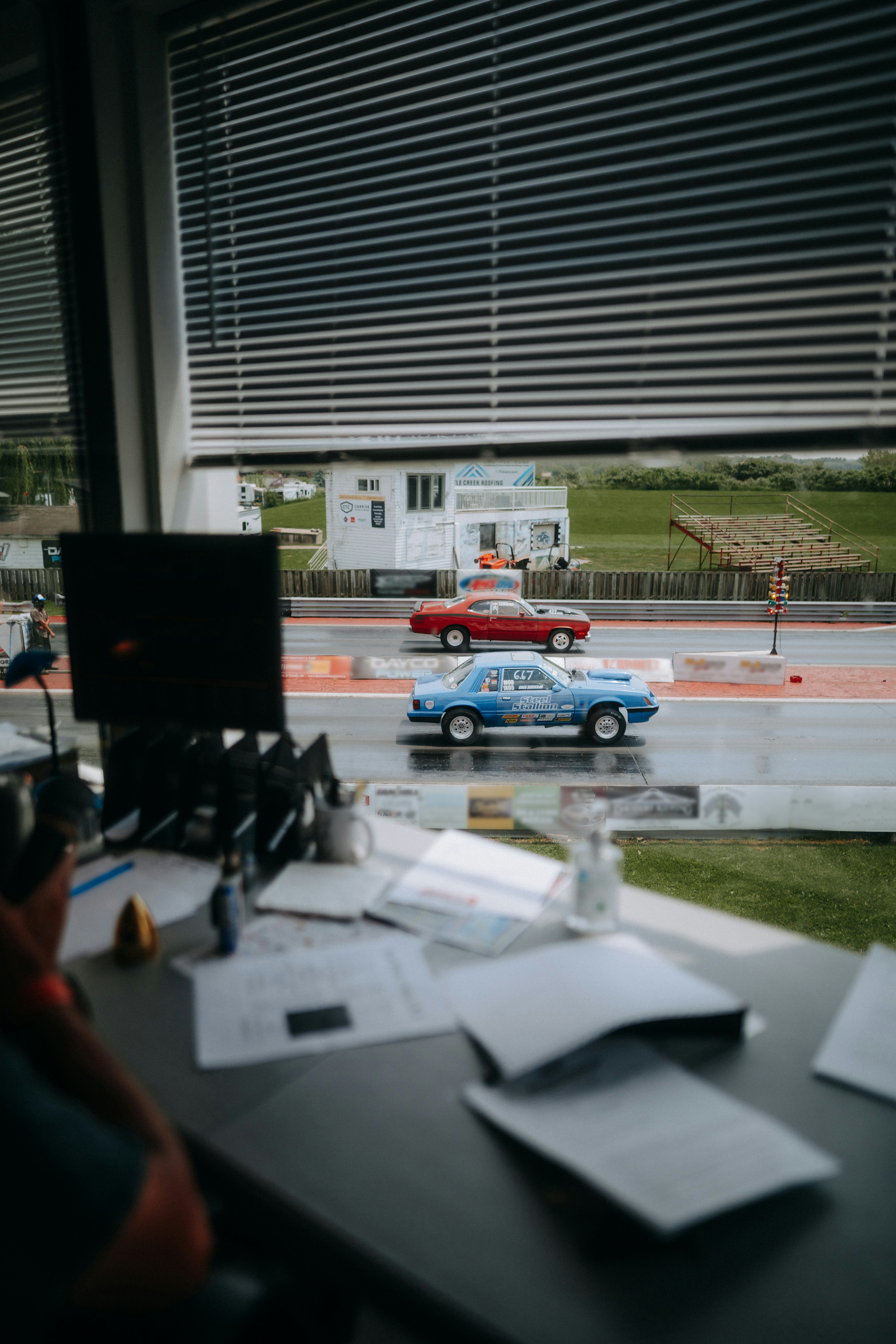 Les voitures de course dévalent la piste à toute vitesse.