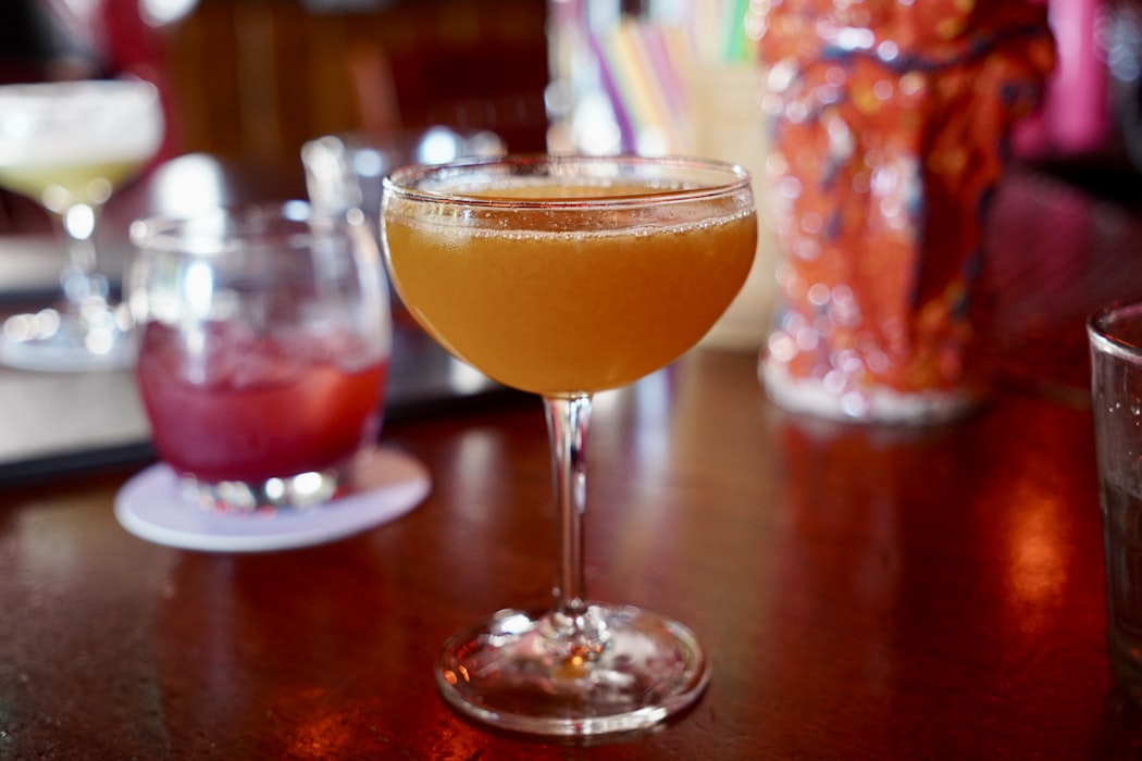 Verre à cocktail original servi sur un bar