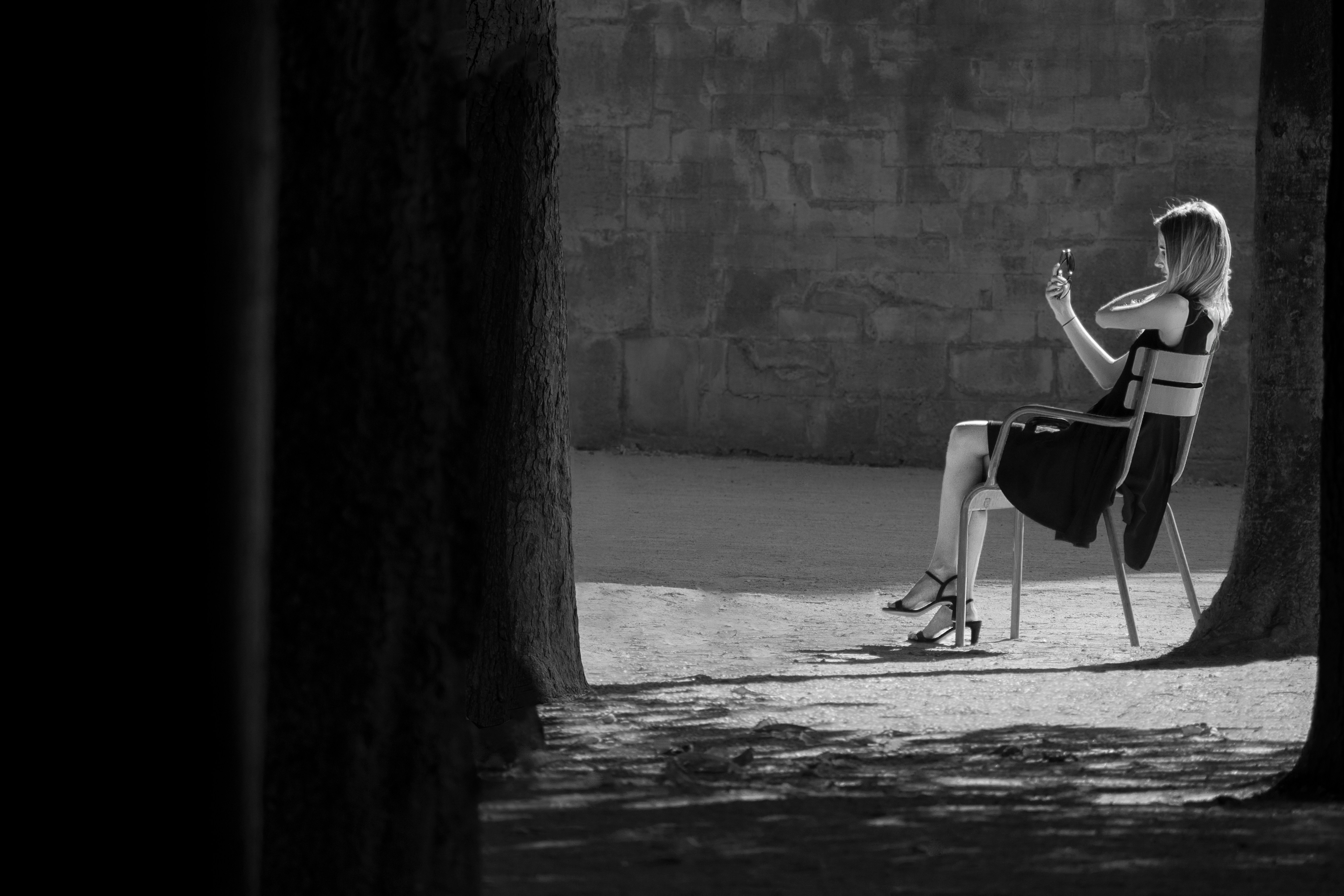 Eine Frau macht ein Foto an einem sonnigen, malerischen Ort.