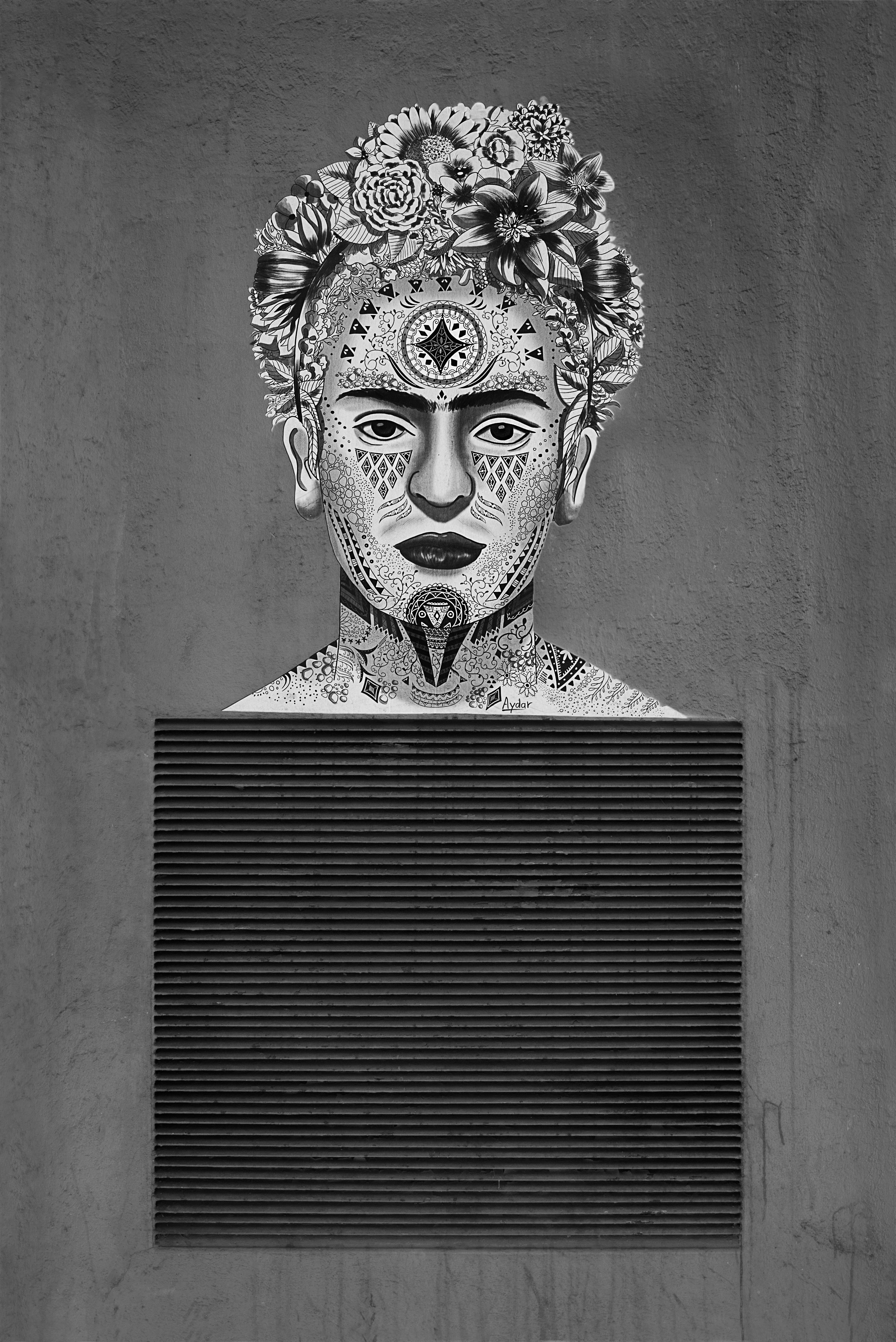 Frida Kahlo ist mit Blumenschmuck dargestellt.