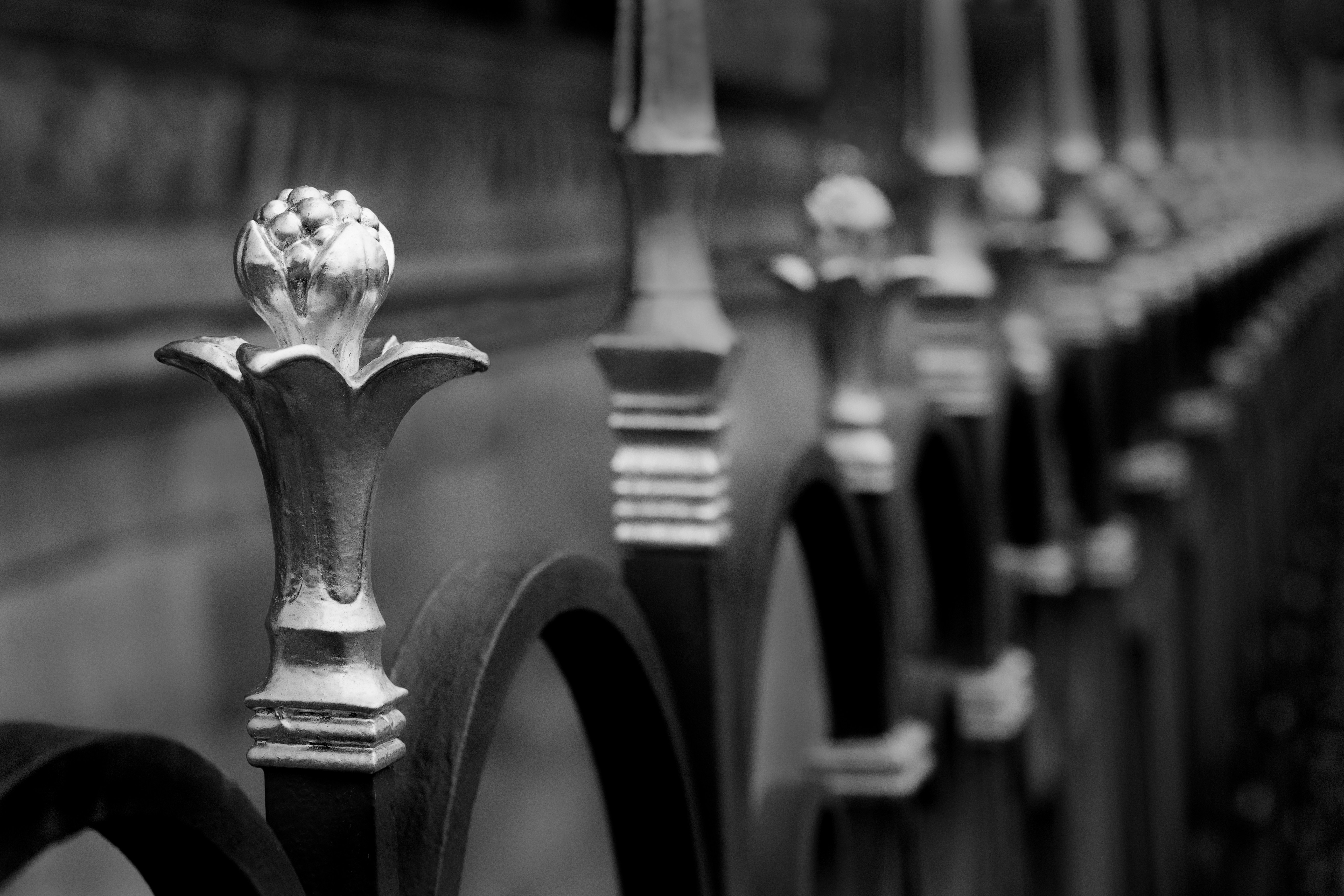 Zierzaun in Schwarz und Weiß.