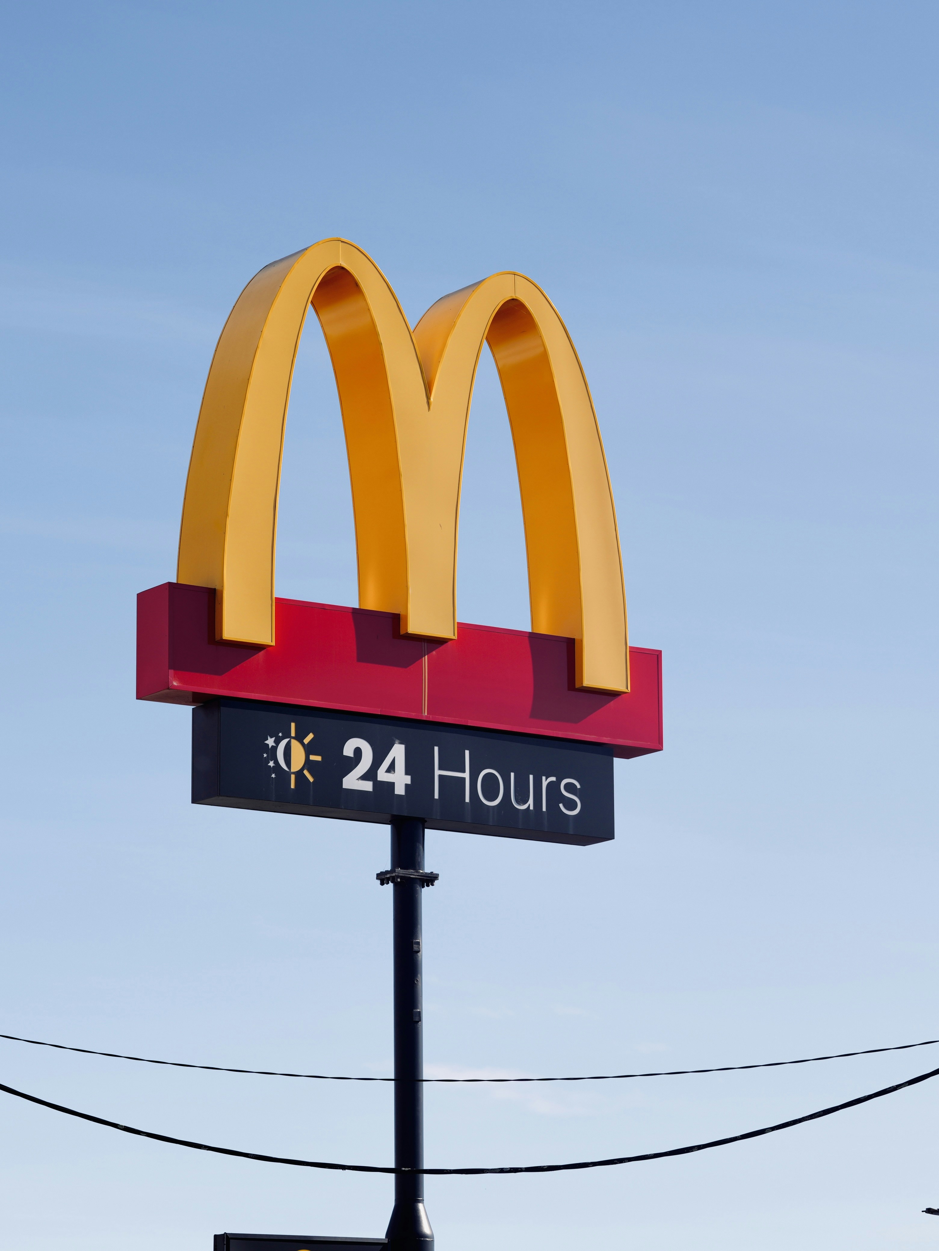 24시간 서비스를 보여주는 맥도날드 간판. 사진 – Unsplash의 무료 오스트레일리아 이미지