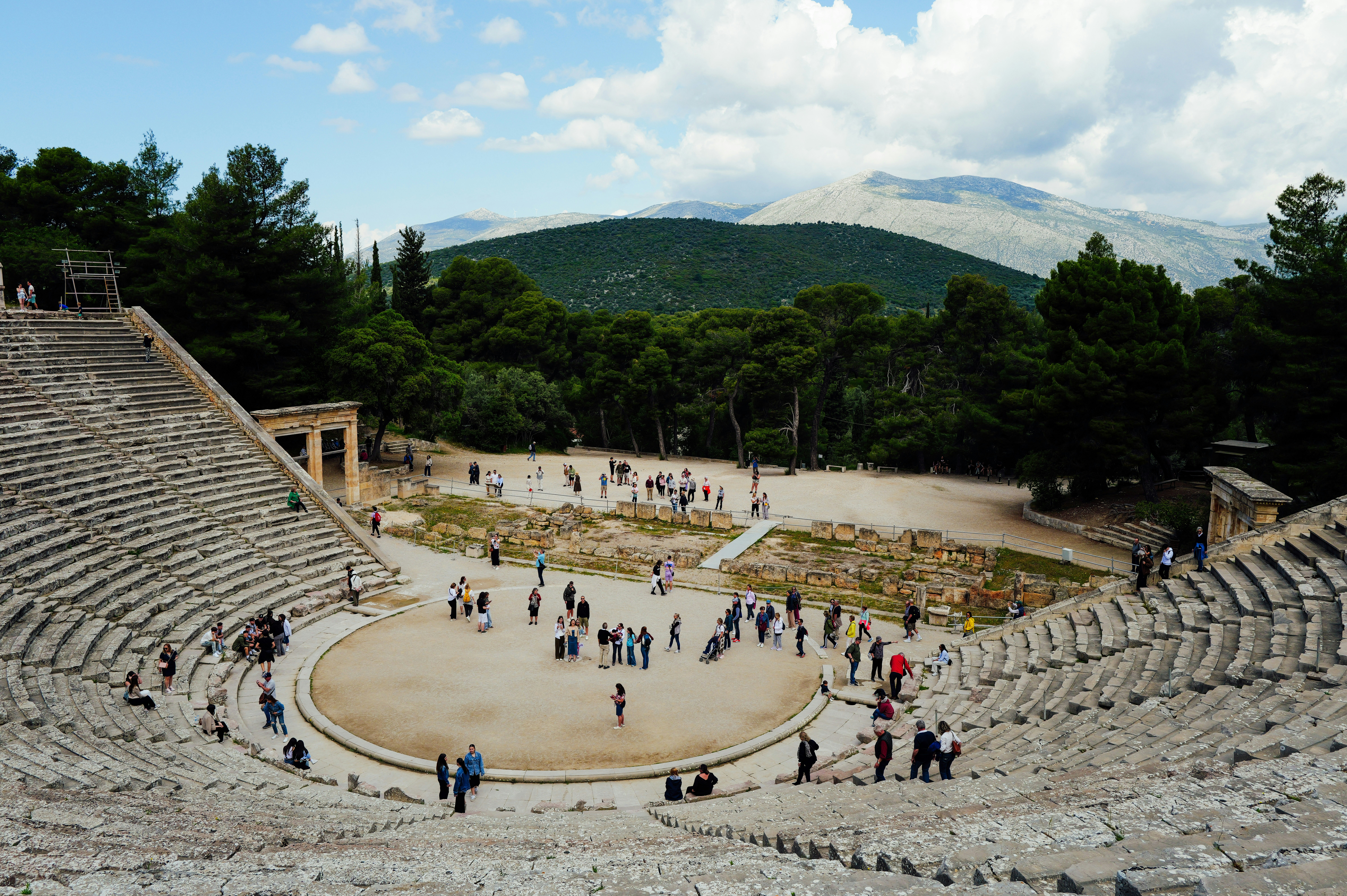 Teatro grego antigo com uma vista panorâmica. foto – Imagem grátis sobre  Humano na Unsplash, image size:3000x1997