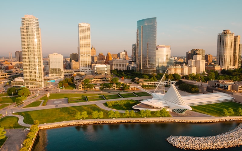 Milwaukee skyline and Art Museum
