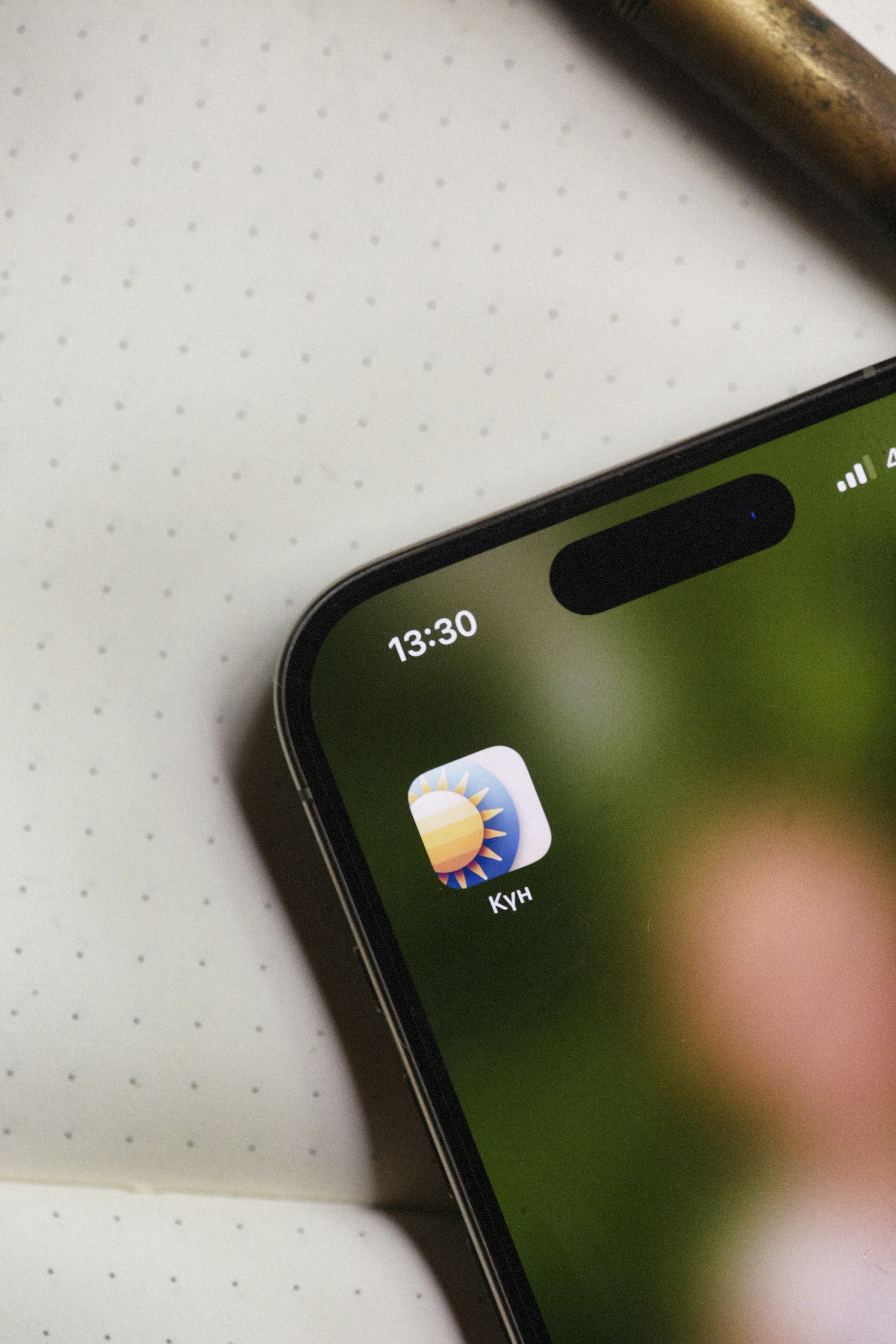 Un telefono mostra l'icona di un'app meteo. foto – Immagine gratis di  Telefono su Unsplash, image size:3000x4500