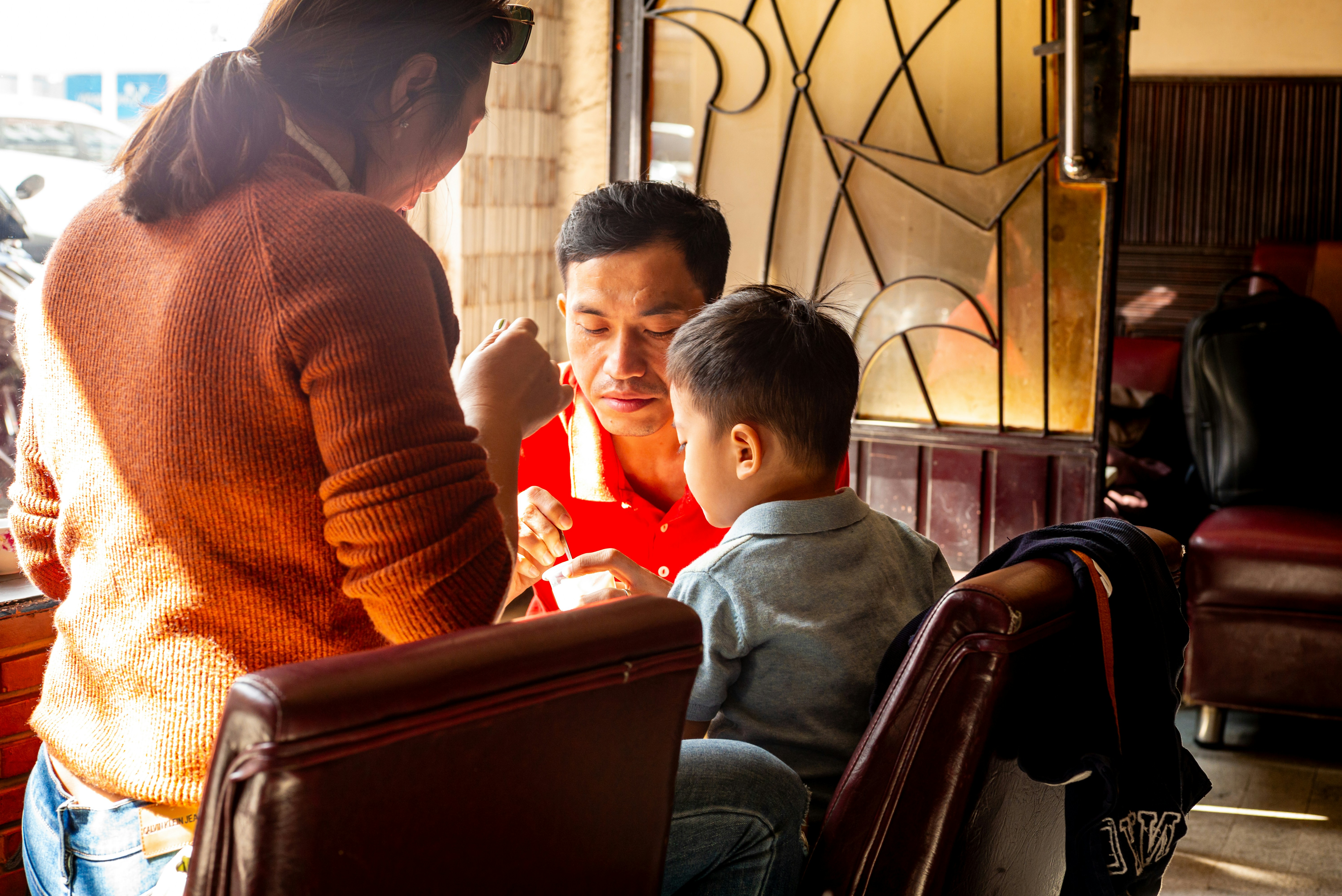 A family member discussing a plan with a coordinator - reliable home care