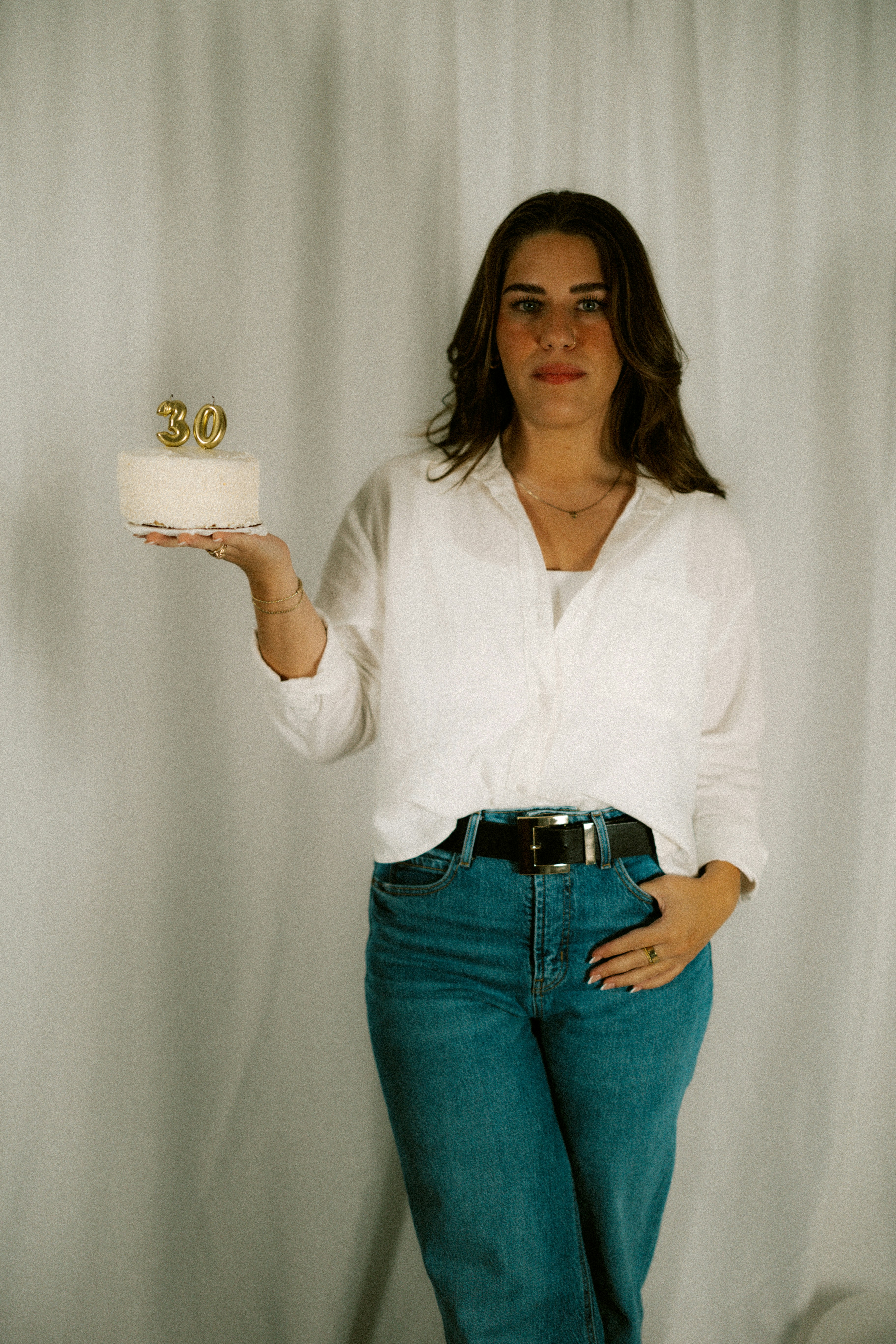 Mujer usando herramienta online para medir talla