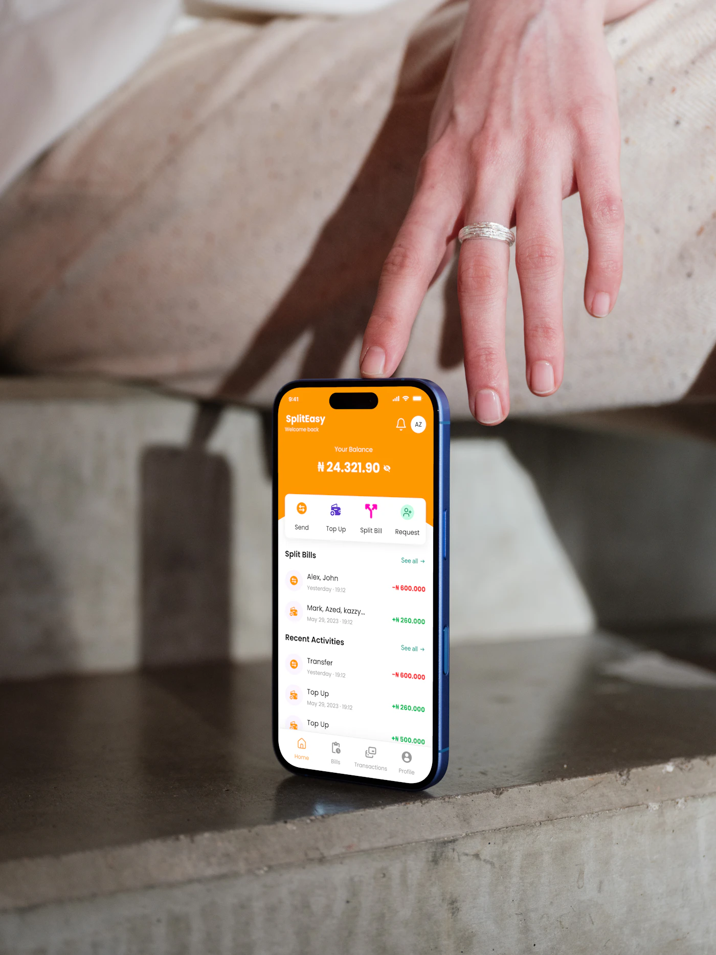 Telefon cu aplicație financiară pentru verificarea banilor primiți în cont