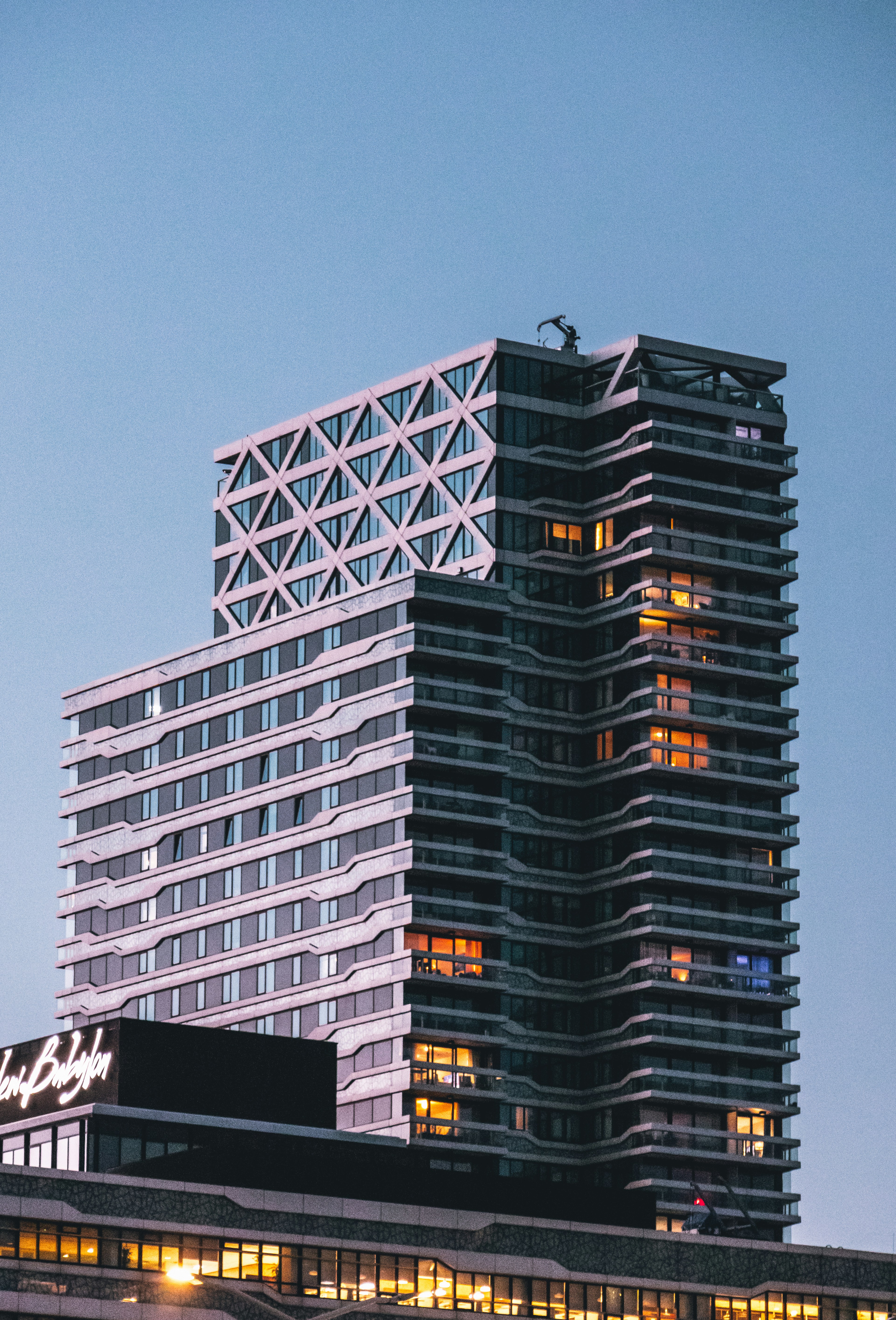 Un moderno grattacielo è illuminato dalla notte.