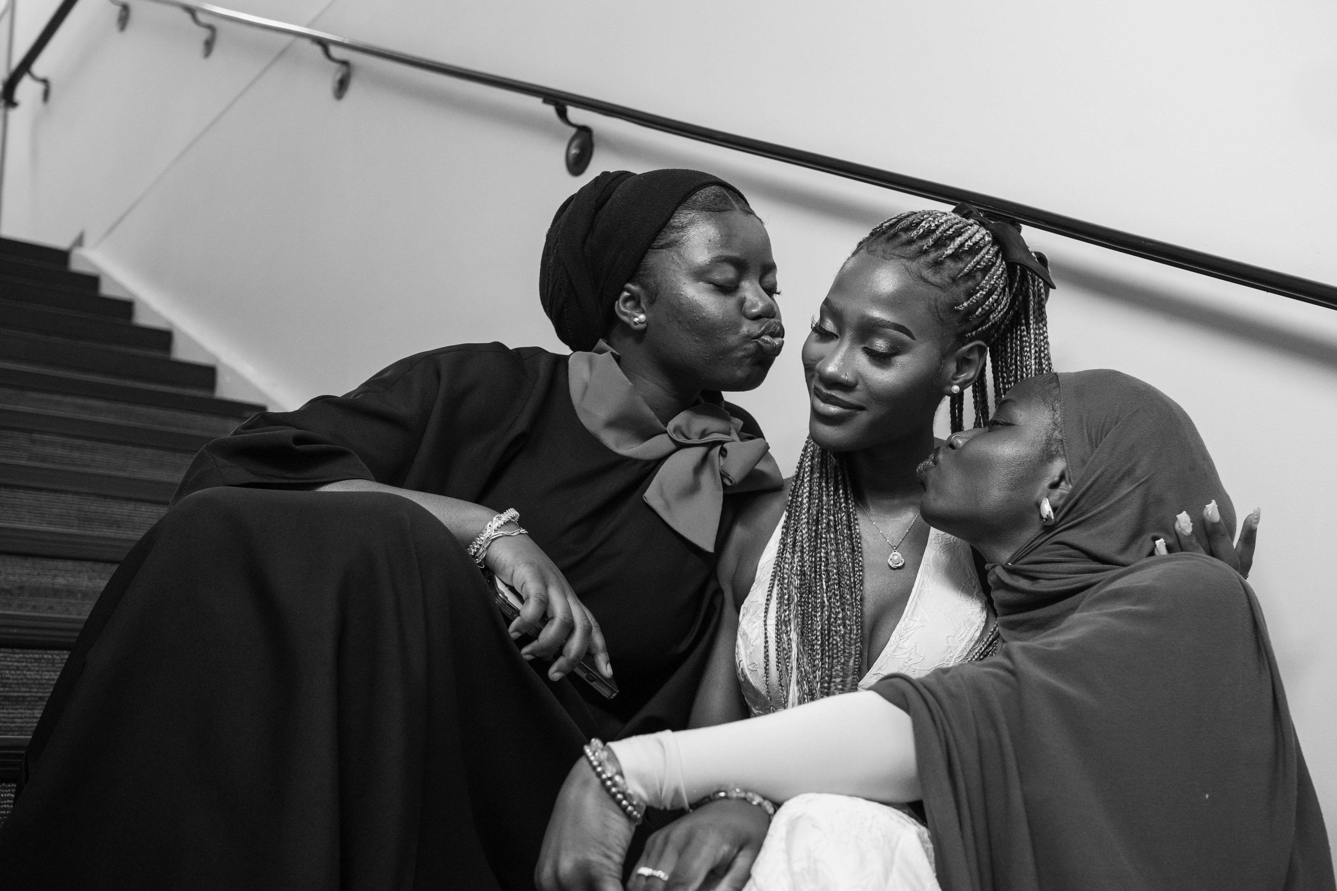 Trois amis partagent un doux moment dans les escaliers. photo – Image  gratuite de Femme sur Unsplash, image size:3000x2000