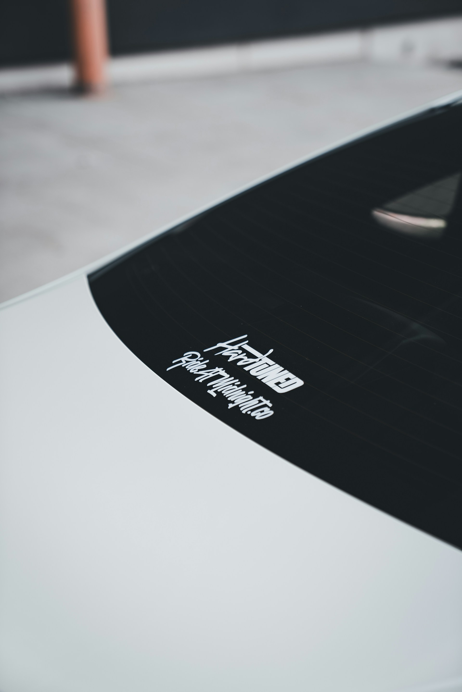 Car window with a "harttuned" sticker.