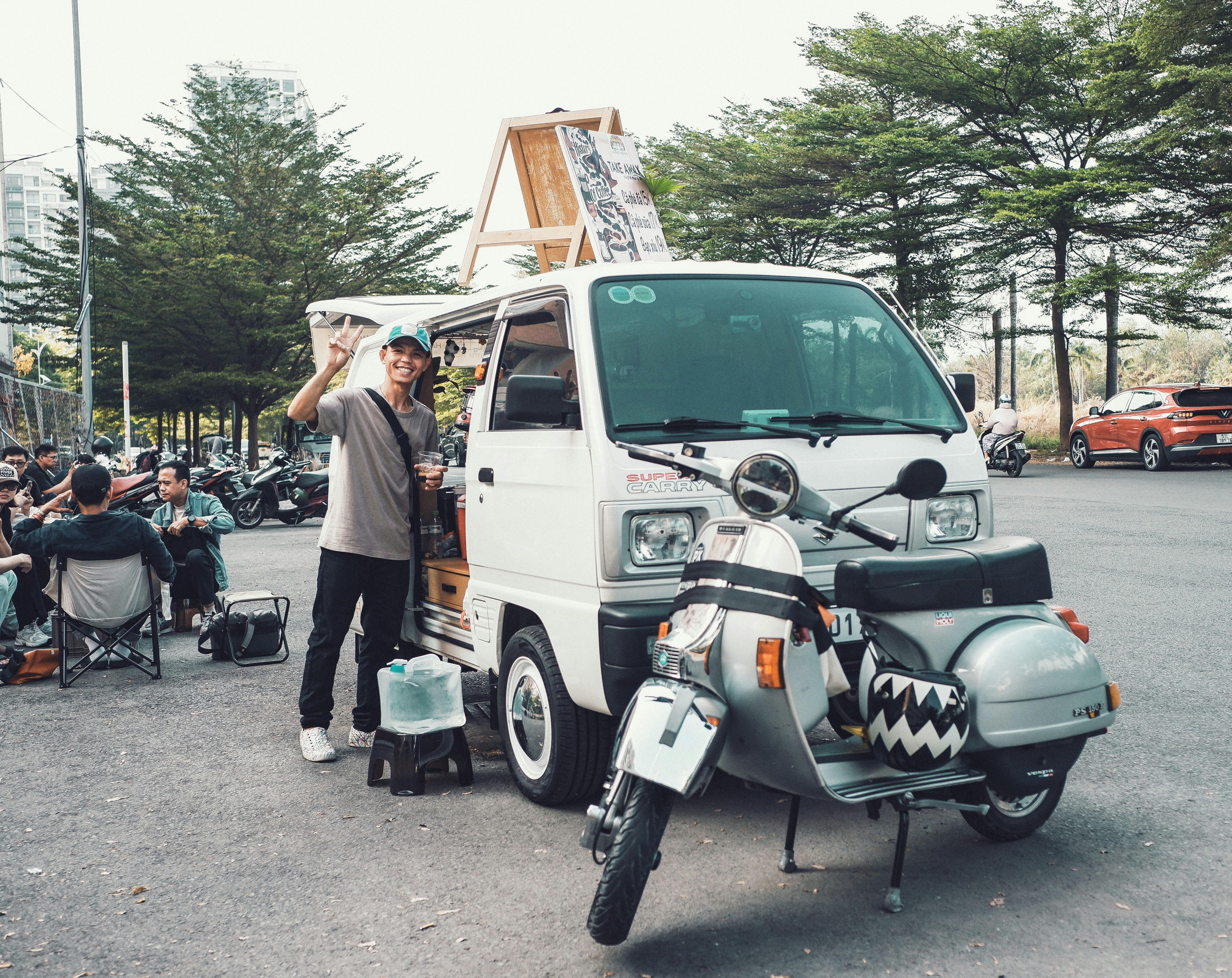屋台の屋台が彼の車でポーズをとっています。
