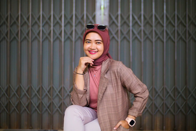 Mujer elegante sonriendo con blazer
