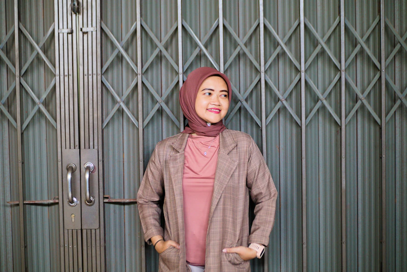 mujer madura con hijab posando con elegancia