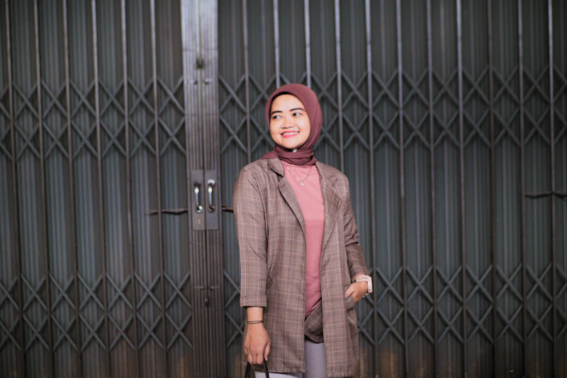 Mujer hermosa ecuatoriana sonriendo junto a una puerta