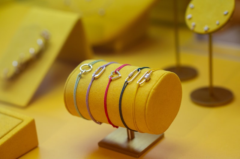 Bracciali esposti su un supporto giallo