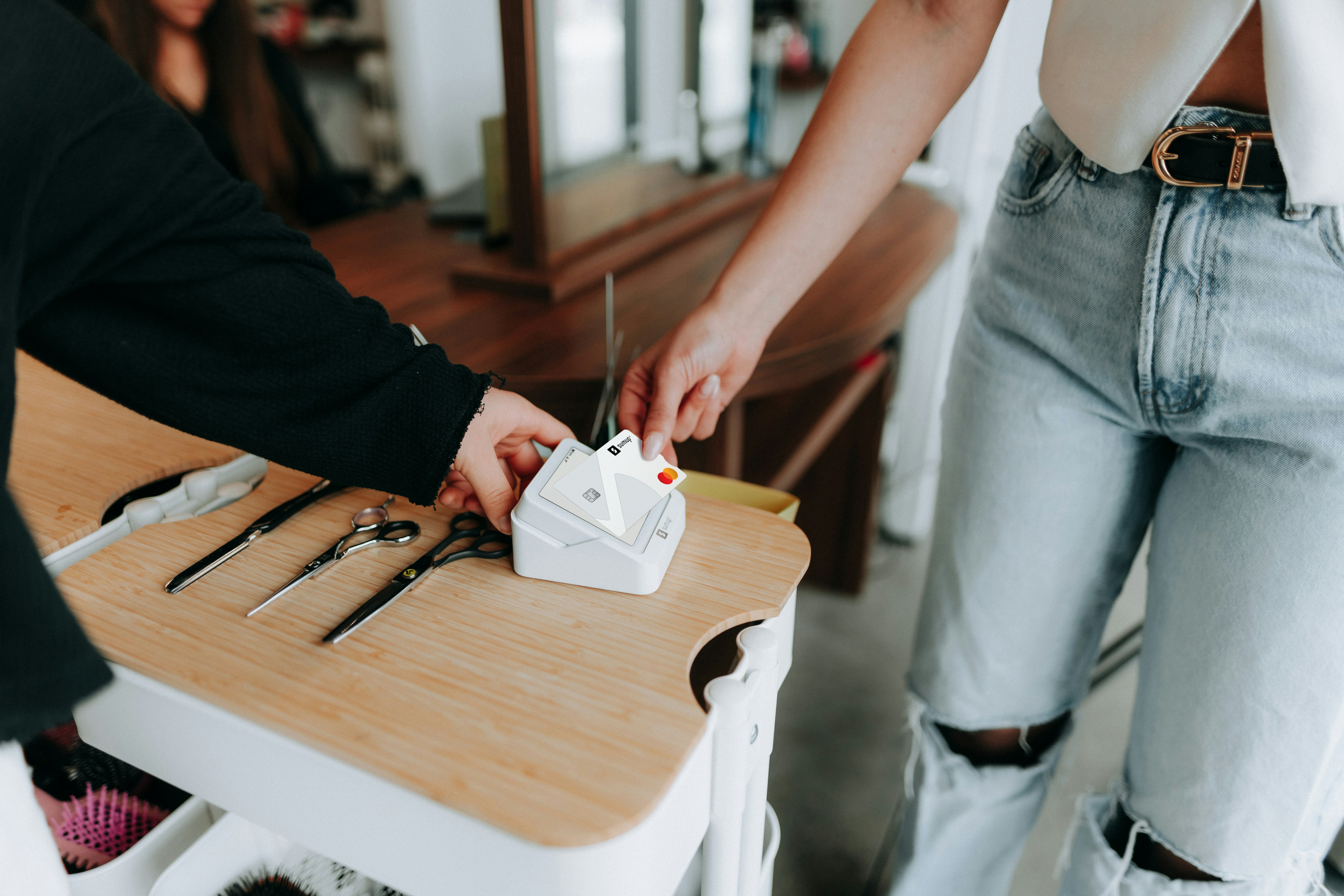 La gente interactúa con un pastel en un carrito.
