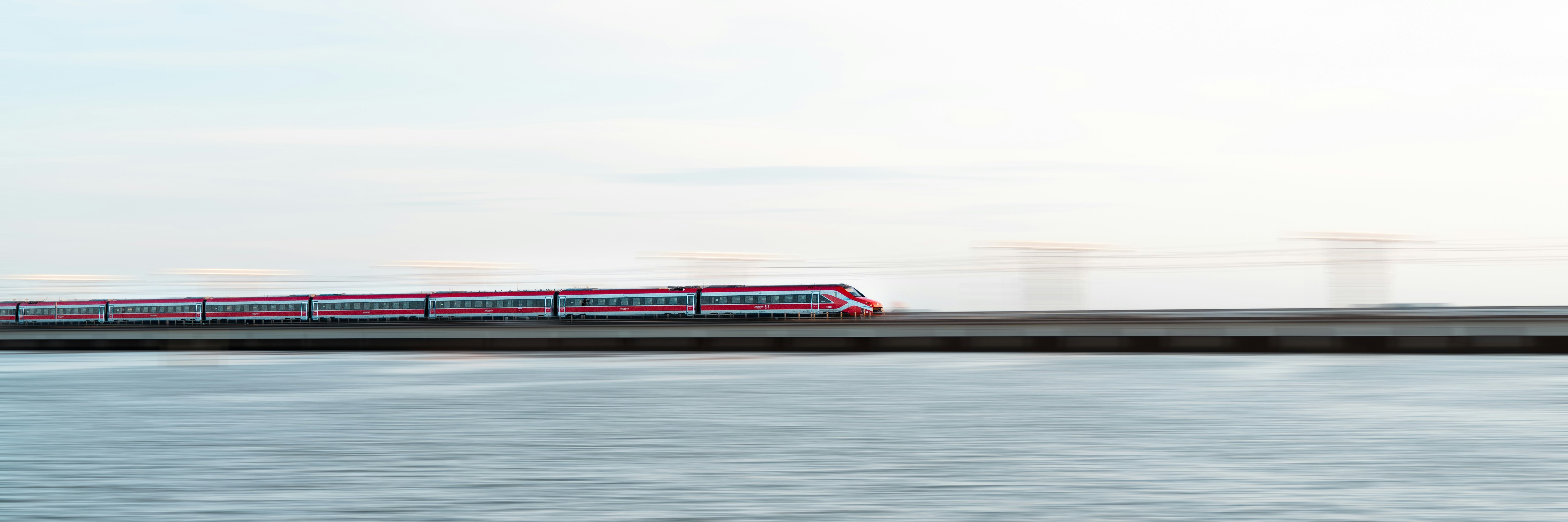 Ein Zug fährt über das Wasser.