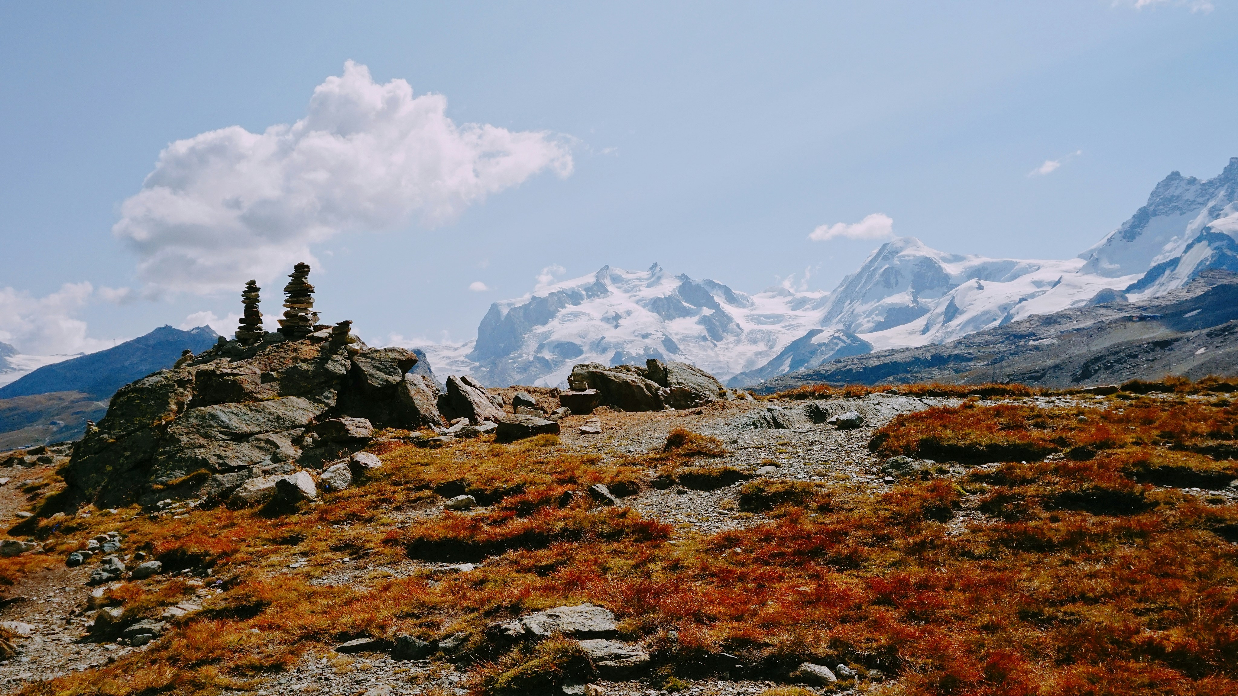 Les montagnes et le paysage sont visibles sous un ciel dégagé.