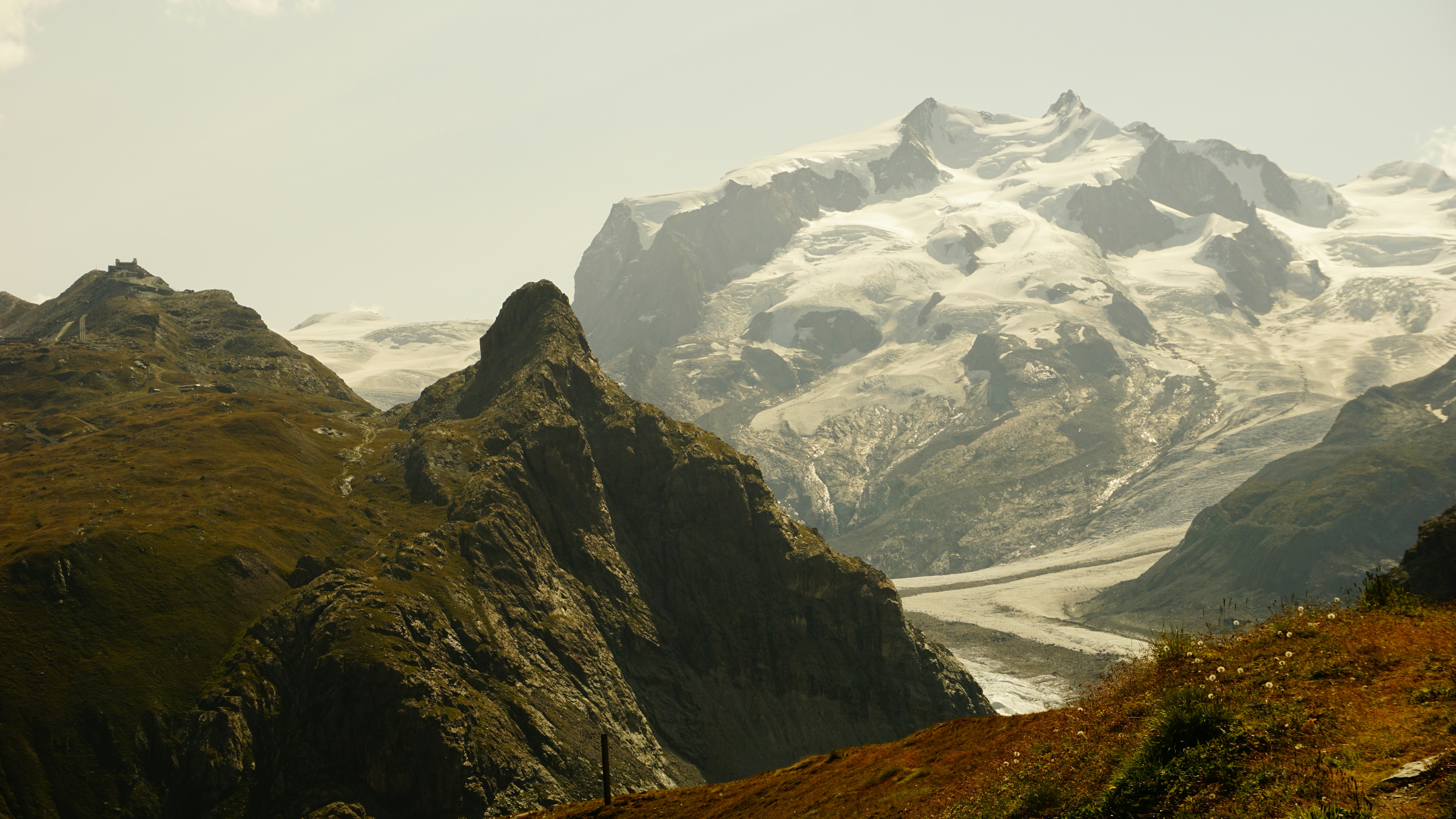 Montagnes et glacier sous un ciel brumeux.