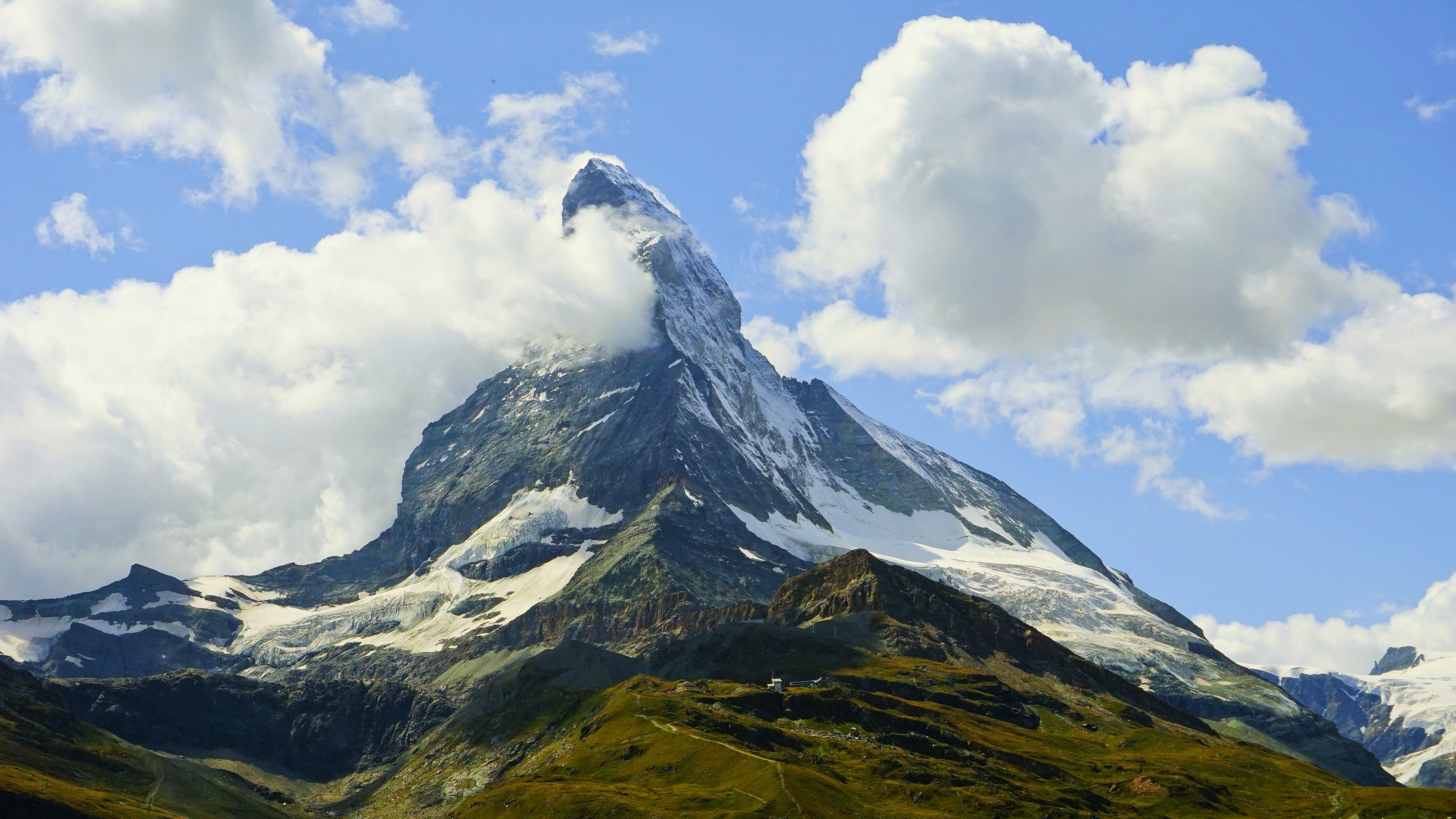 Le majestueux Cervin perce les nuages.