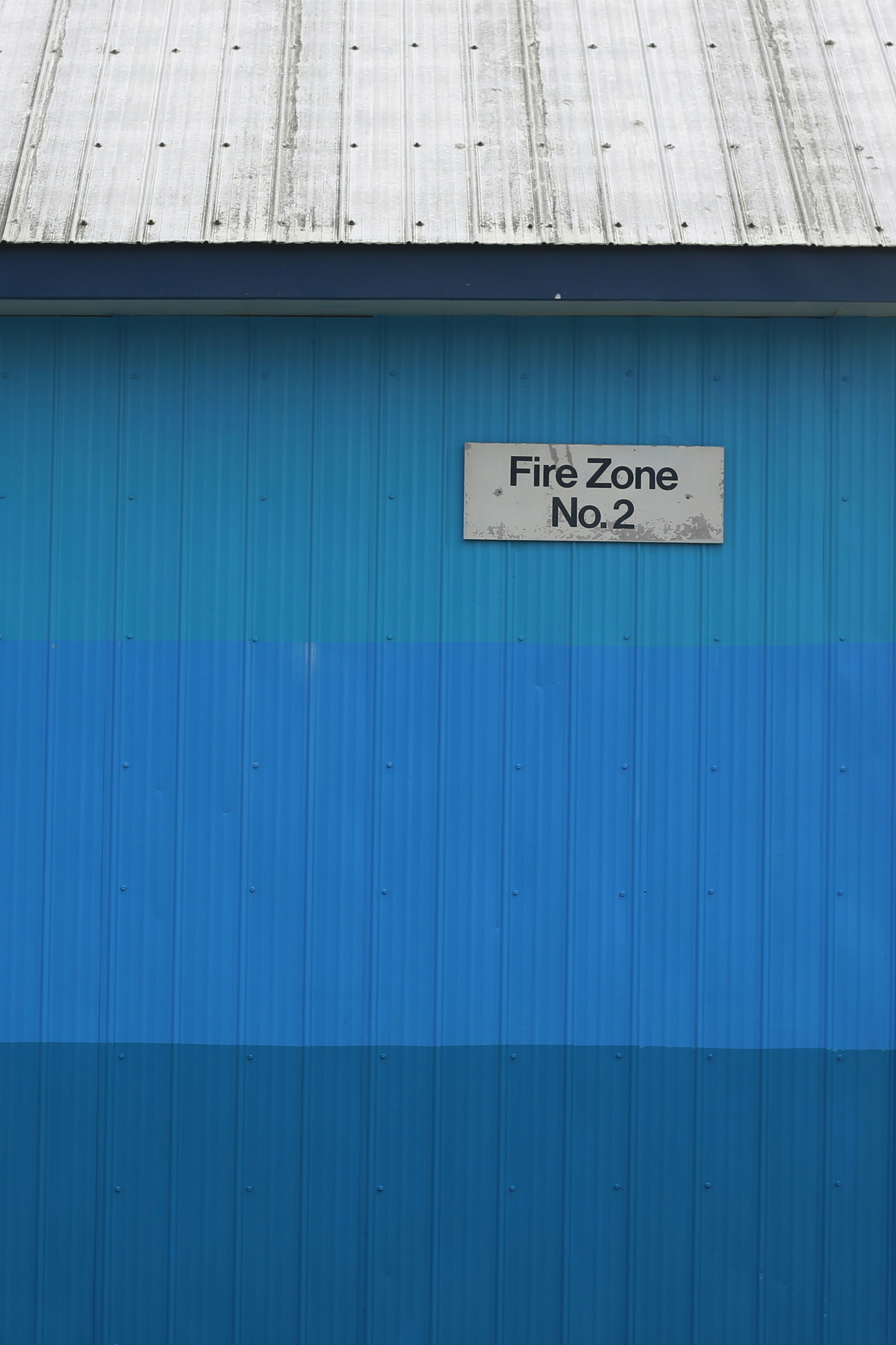 Fire zone sign on a blue building. photo – Free Blue Image on Unsplash