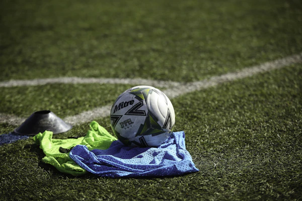 Balón de fútbol sobre camiseta en el césped