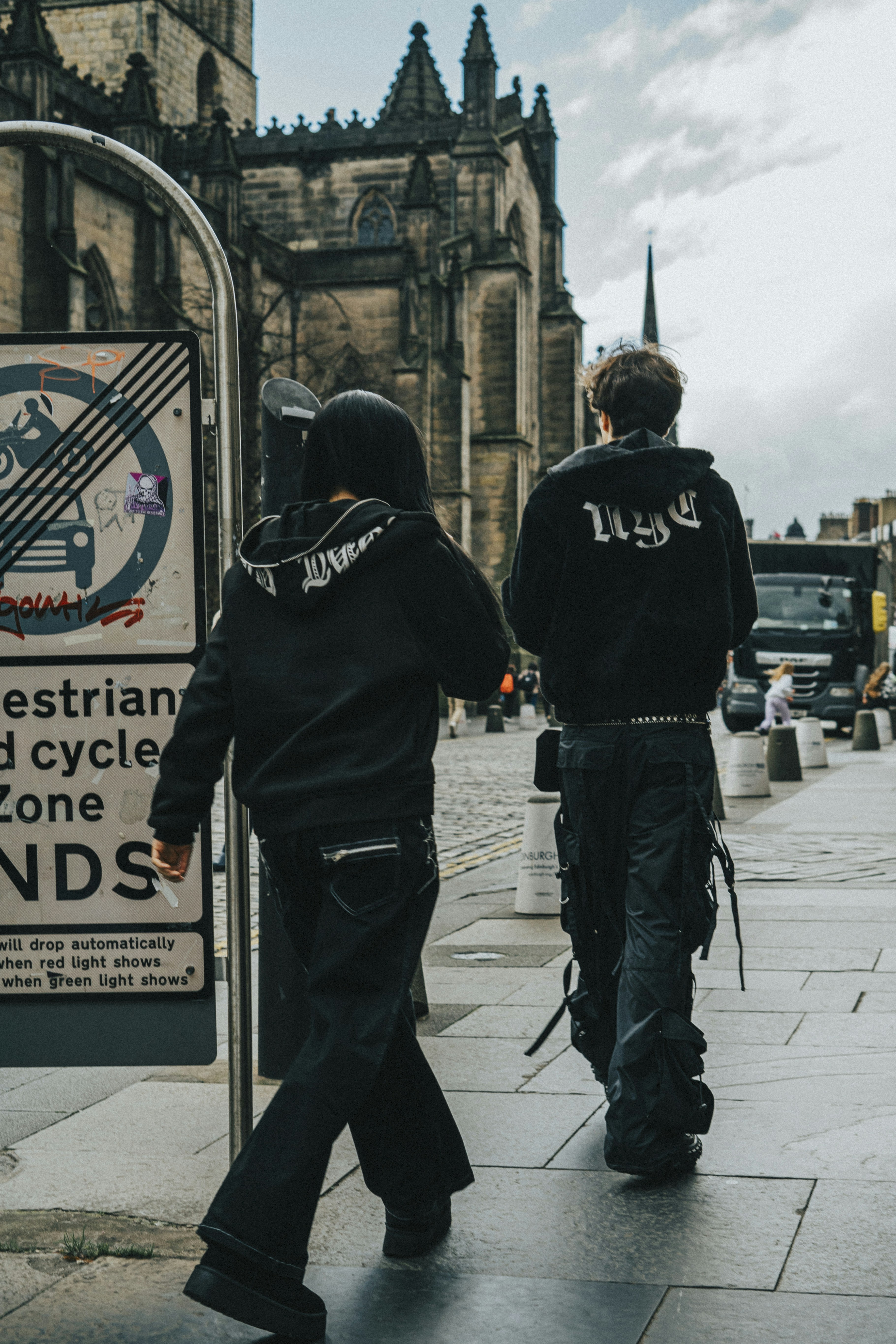 Dos personas caminan por una calle de la ciudad.