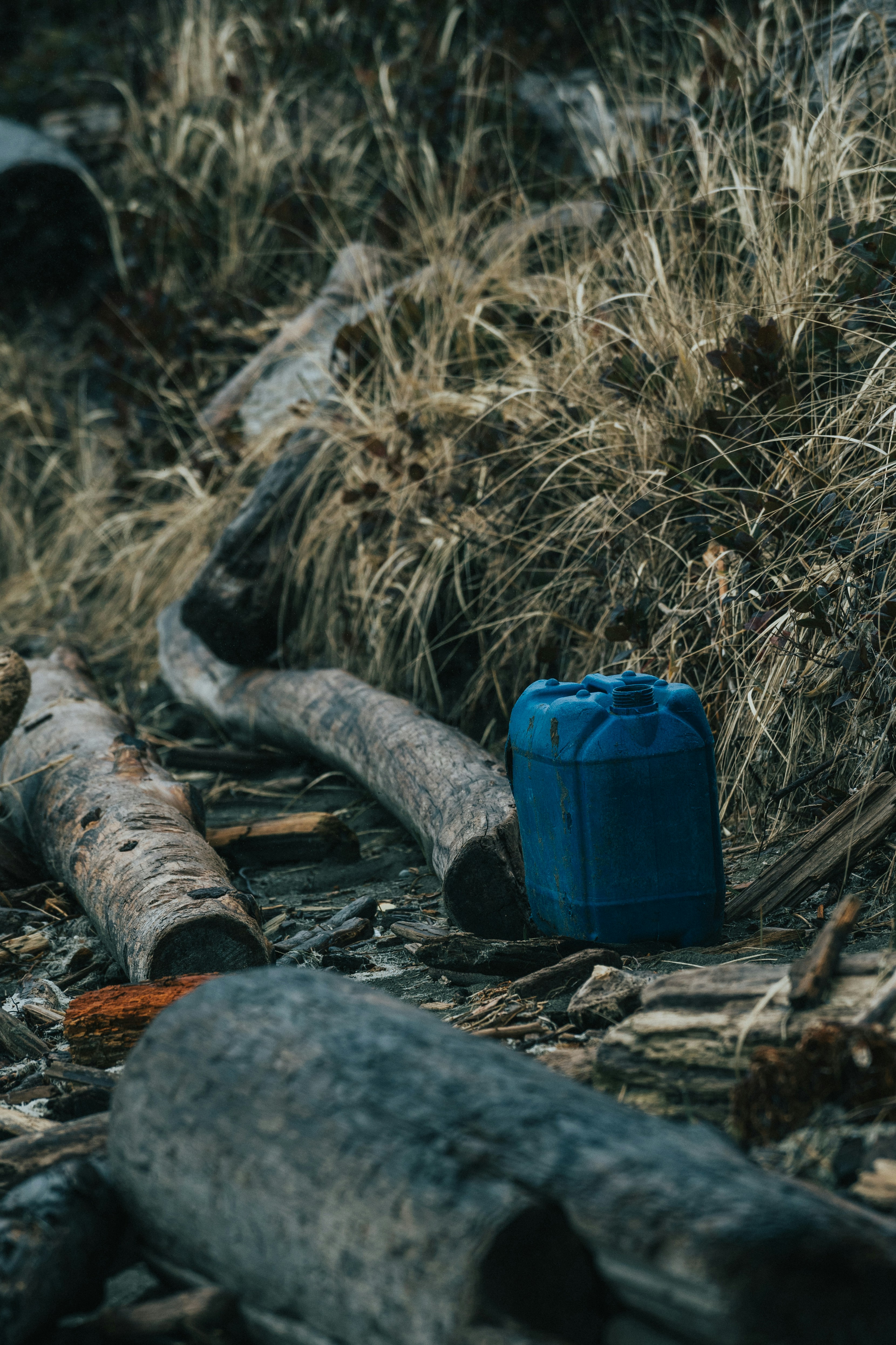 파란색 용기가 바위가 많은 표면에 놓여 있습니다.