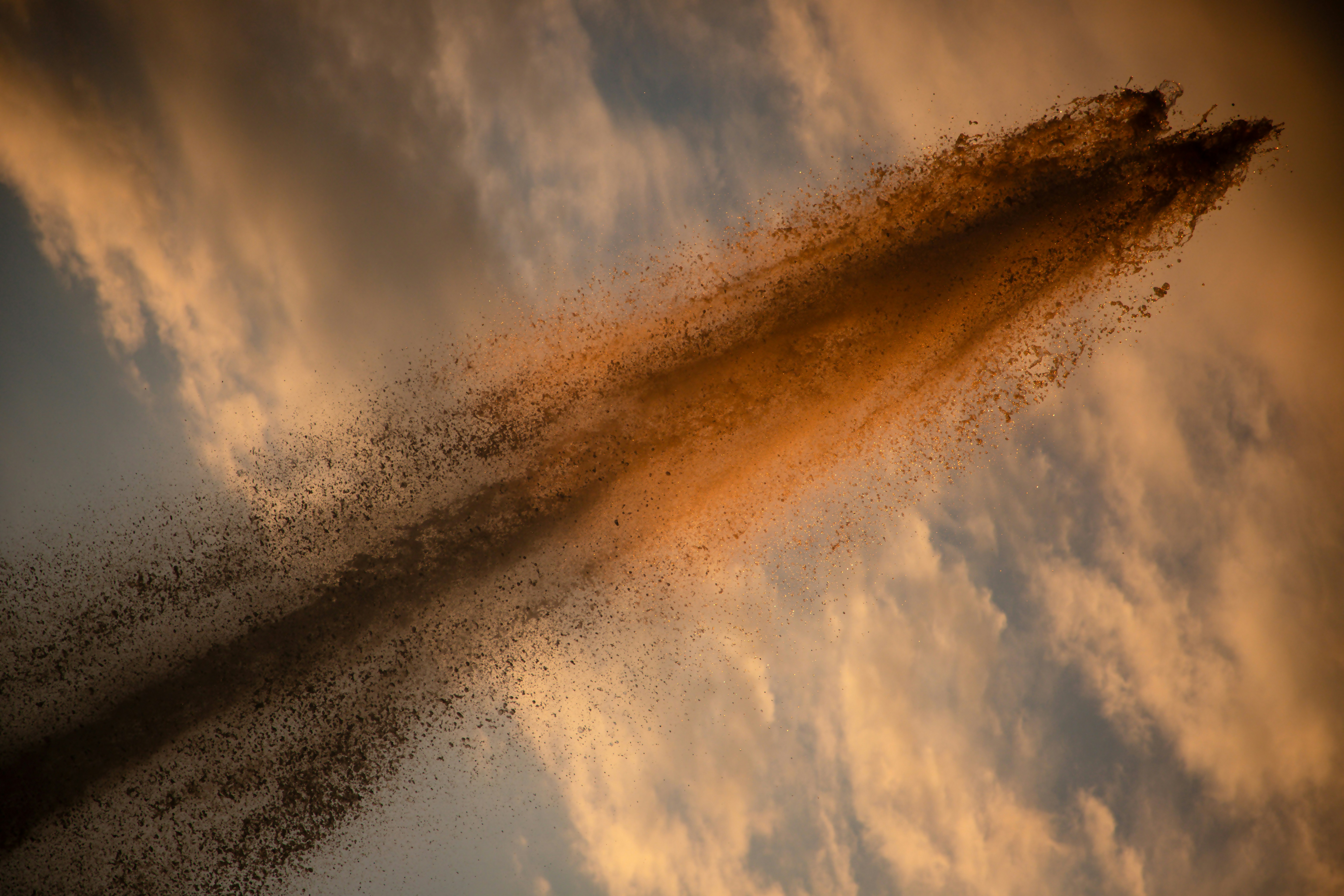 Kollisionen um Fomalhaut zeigen große Staubwolken (Level B2) — Dust or debris shoots across a cloudy sky.