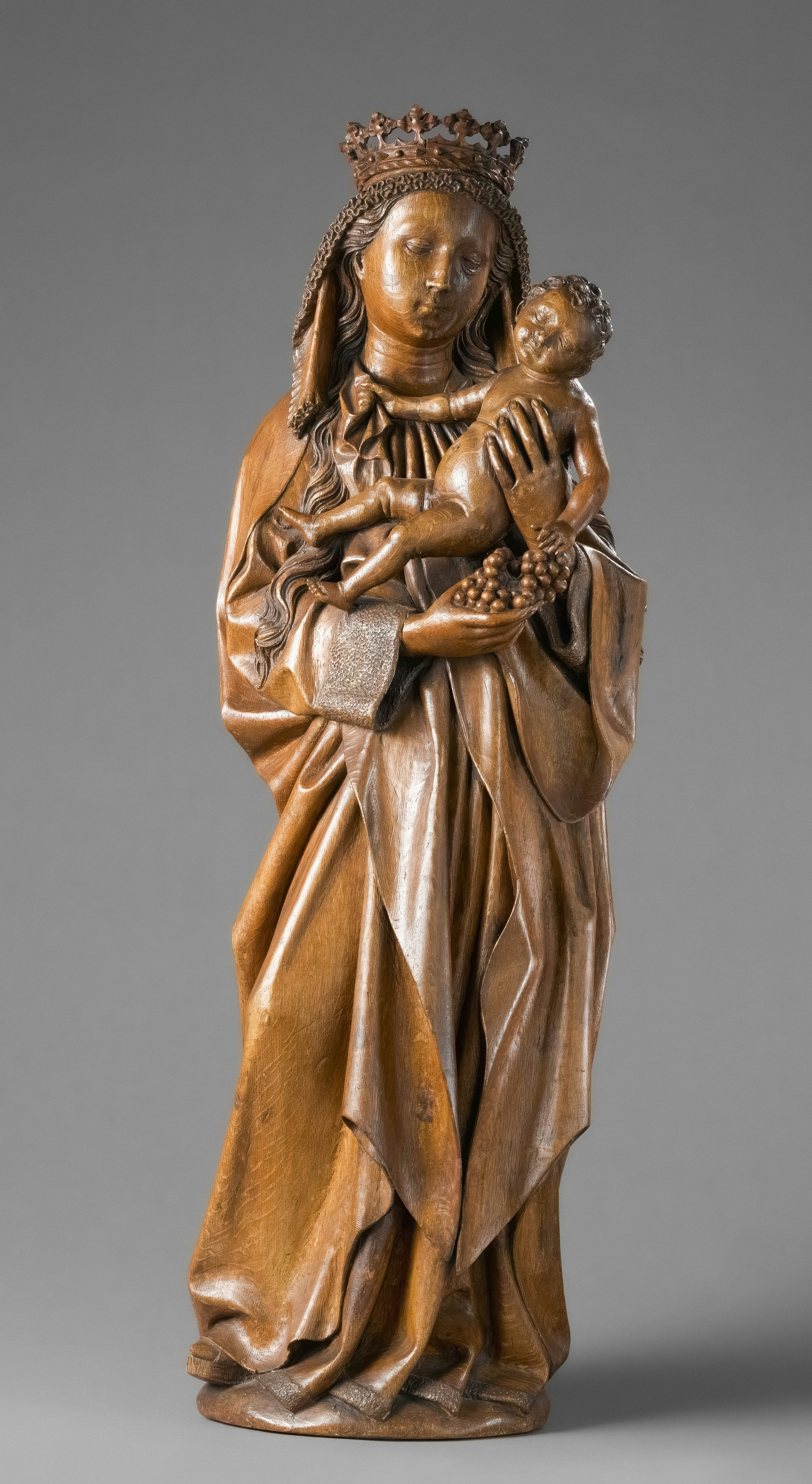 ぶどうを持つ聖母子像の木彫刻。の写真 – Unsplashの芸術の無料画像