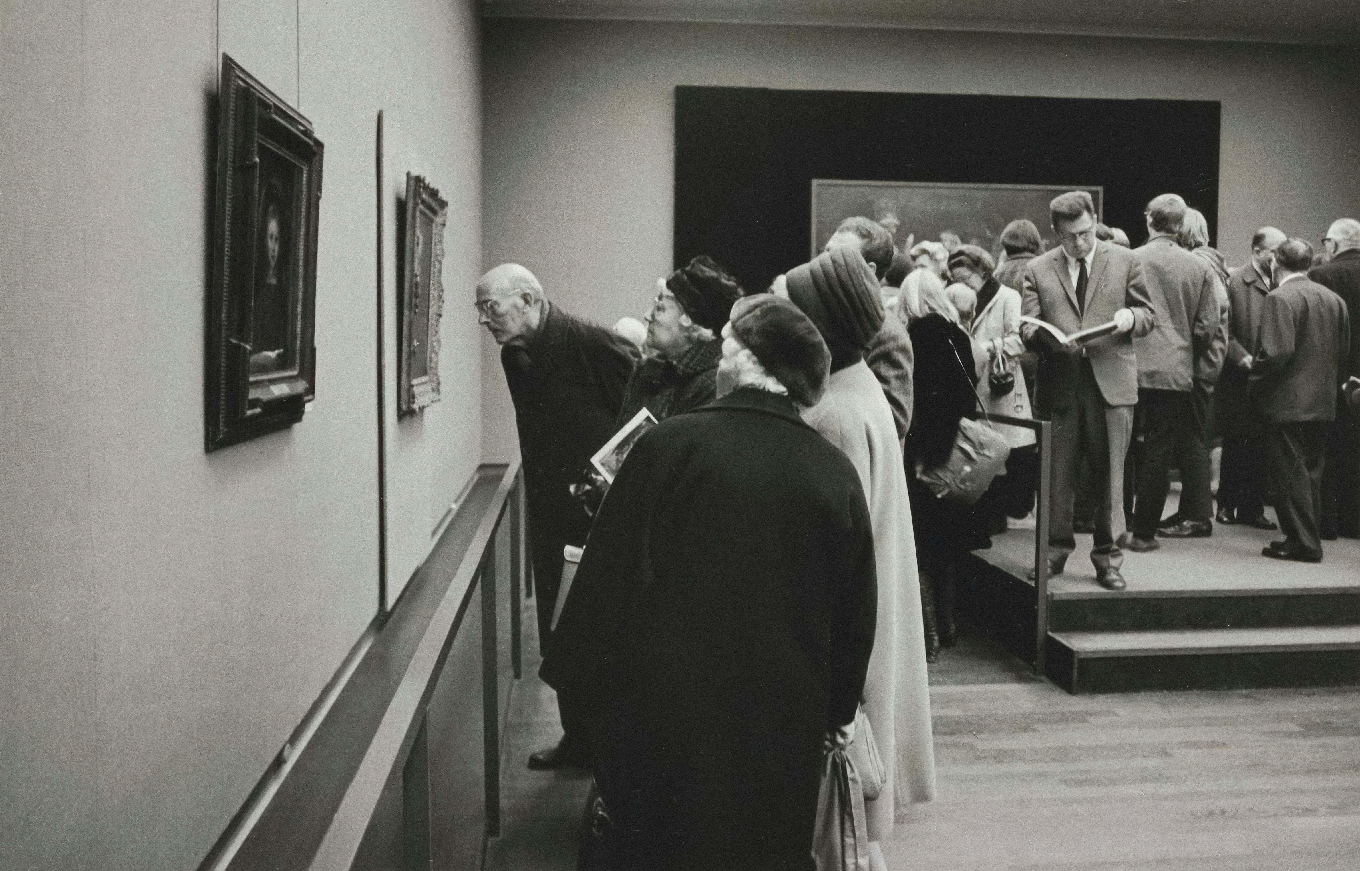 Title: Bezoekers bekijken de expositie vanaf een verhoging Publisher: Rijksmuseum Date: c.1969-09-13 - c.1969-11-30 Providing institution: Rijksmuseum Aggregator: Rijksmuseum Providing Country: Netherlands Public Domain Bezoekers bekijken de expositie vanaf een verhoging - Rijksmuseum, Netherlands - Public Domain.