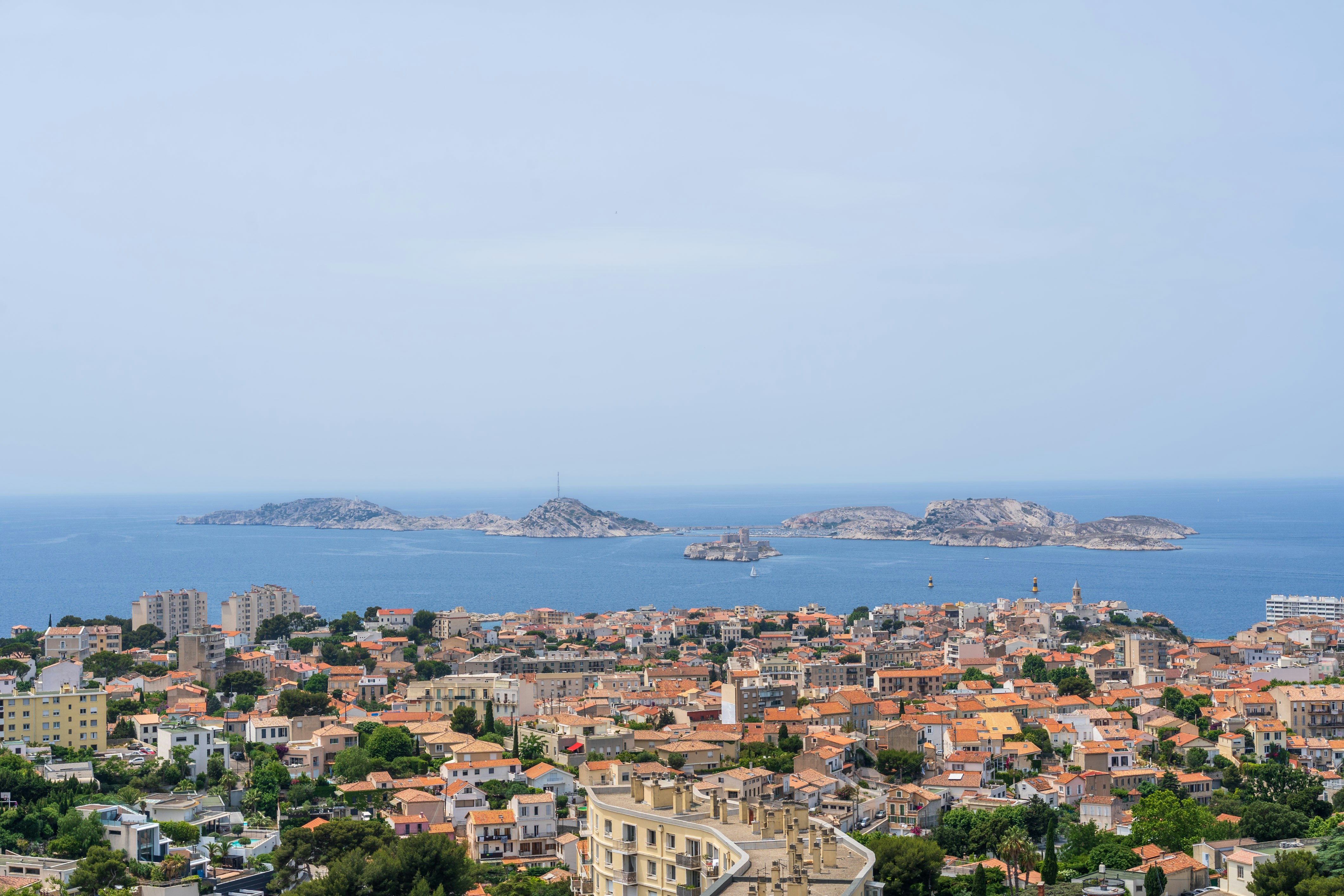 Eine Stadt mit Blick auf das Meer und Inseln in der Ferne.