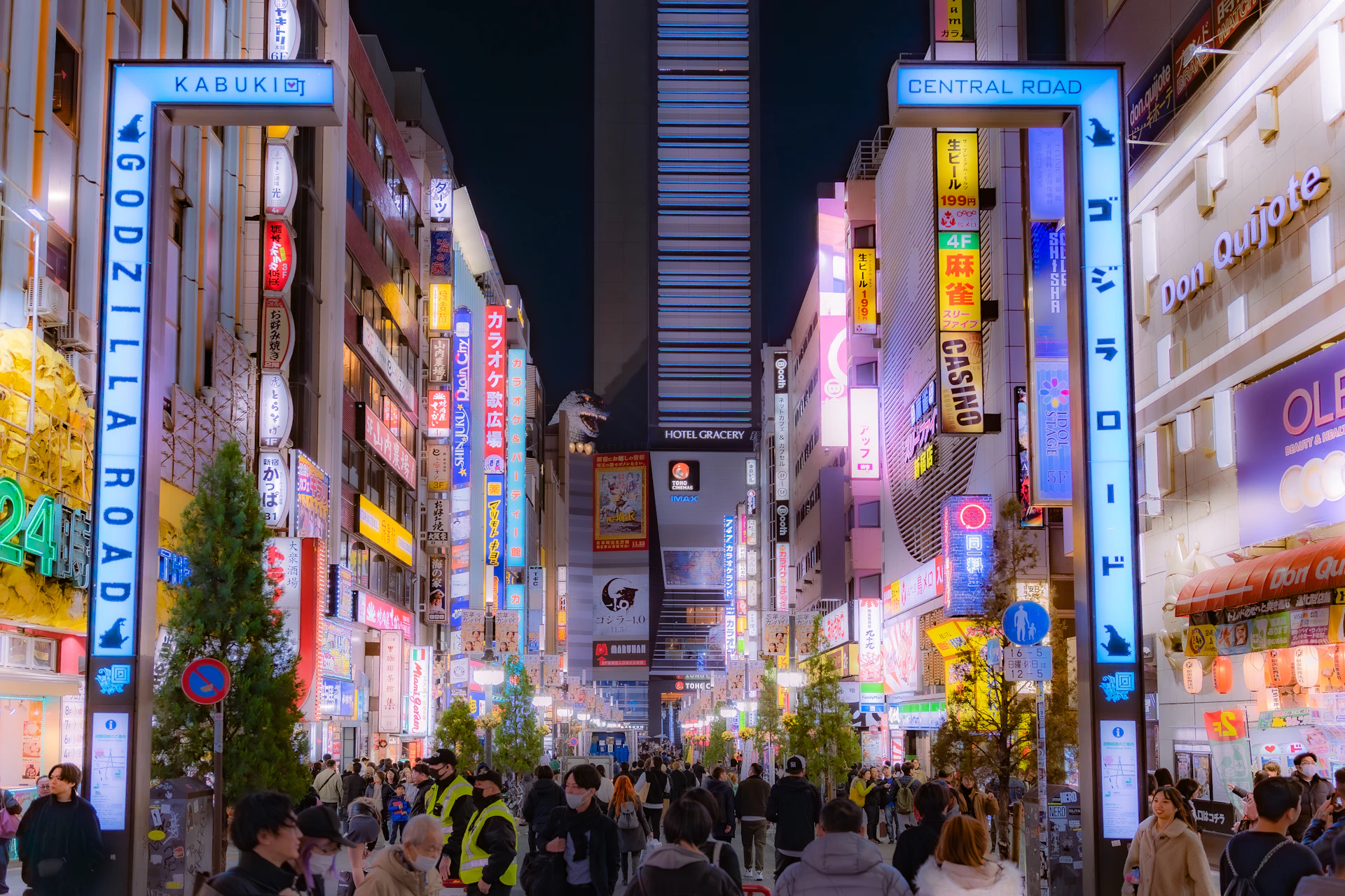 新宿のネオンが輝く夜の街並み