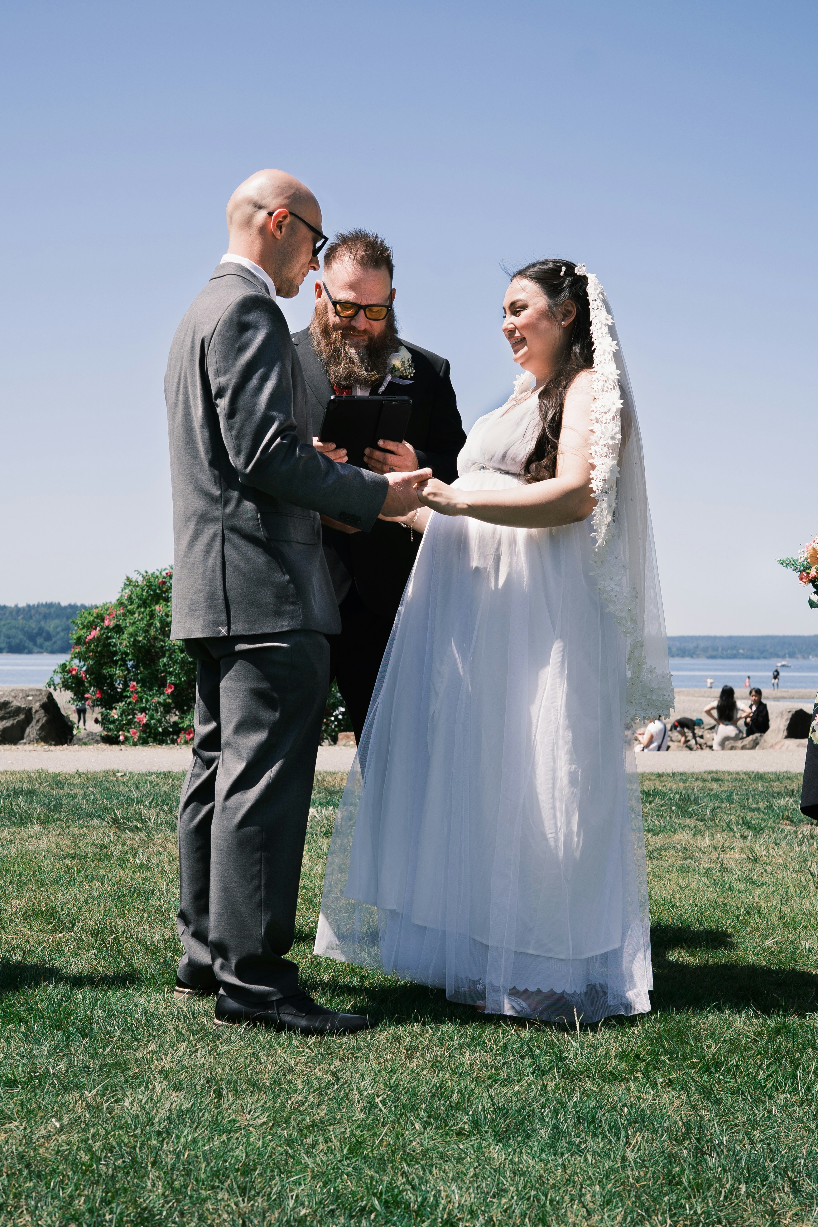 Una pareja se casa al aire libre en un día soleado.