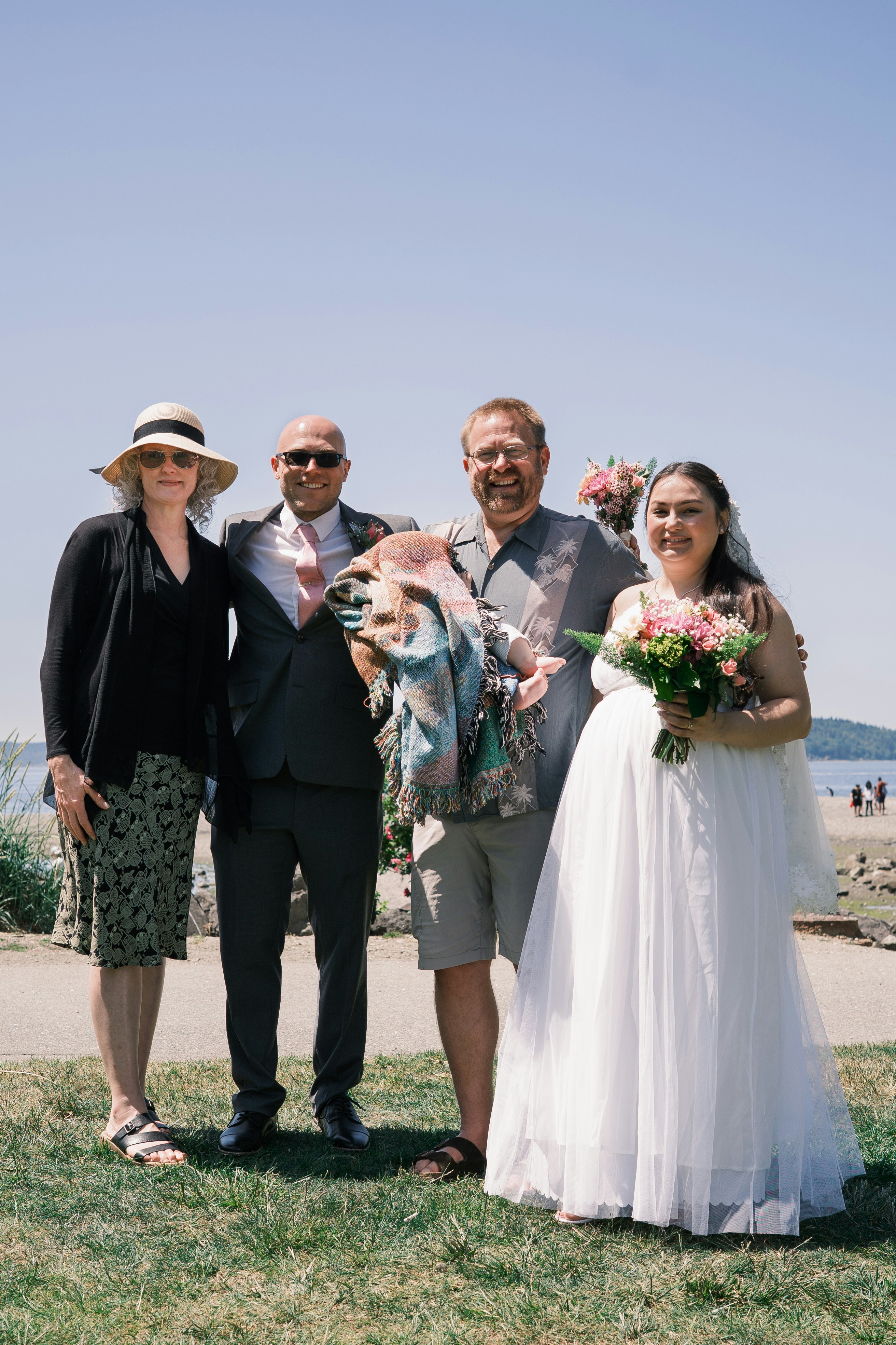 Un grupo de bodas posa en un día soleado.