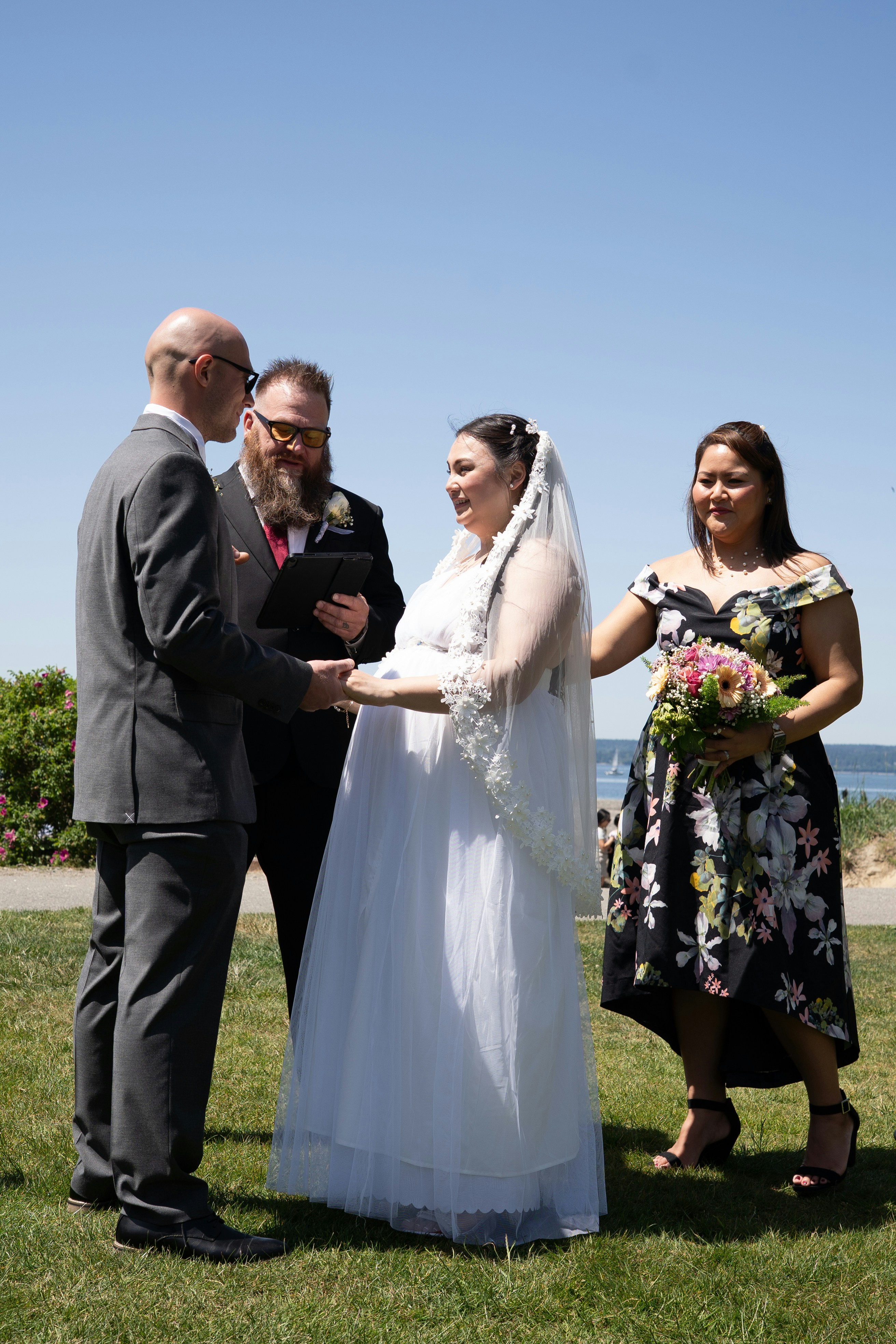 Una pareja feliz se casa al aire libre.