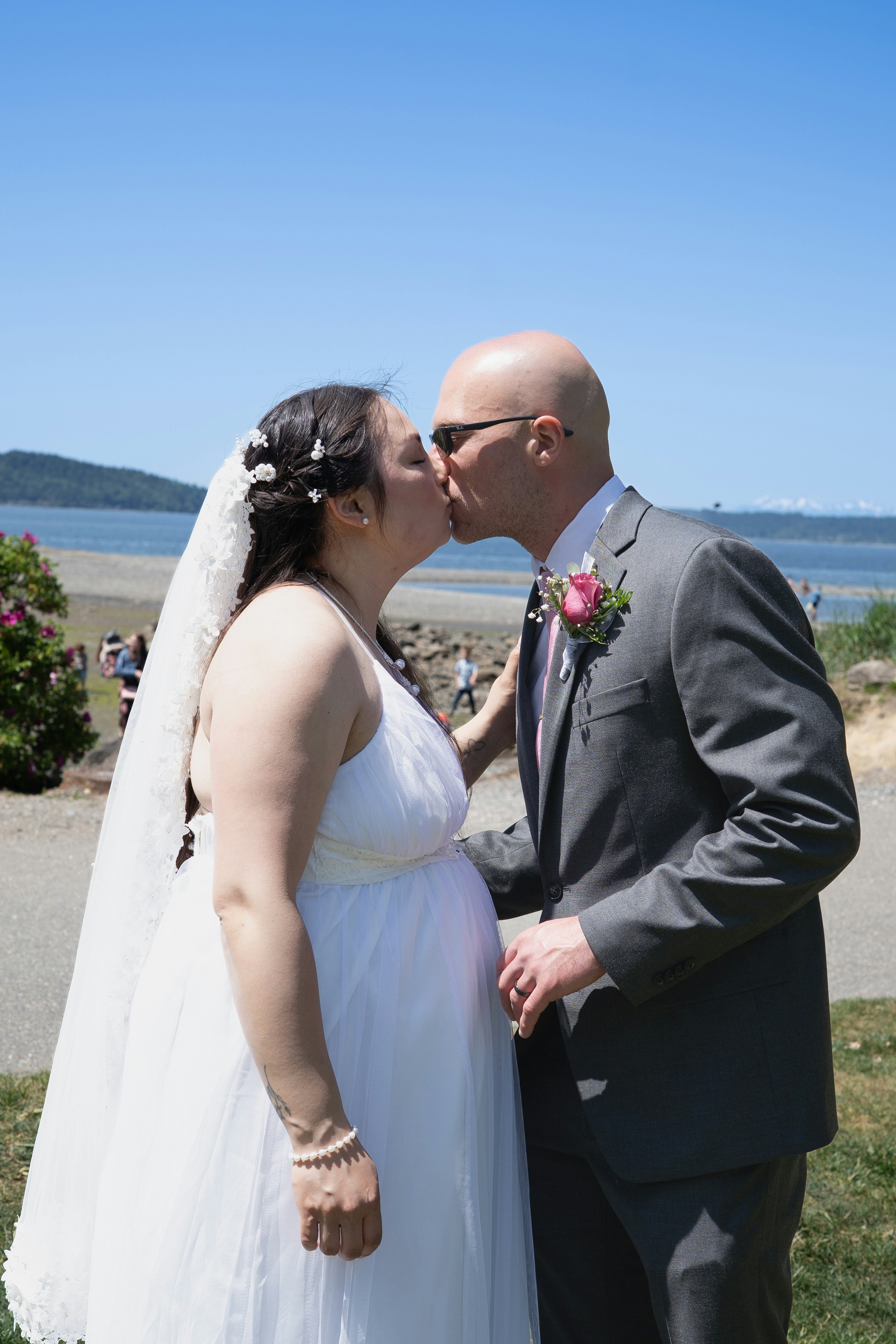 Una pareja de recién casados comparte un beso.