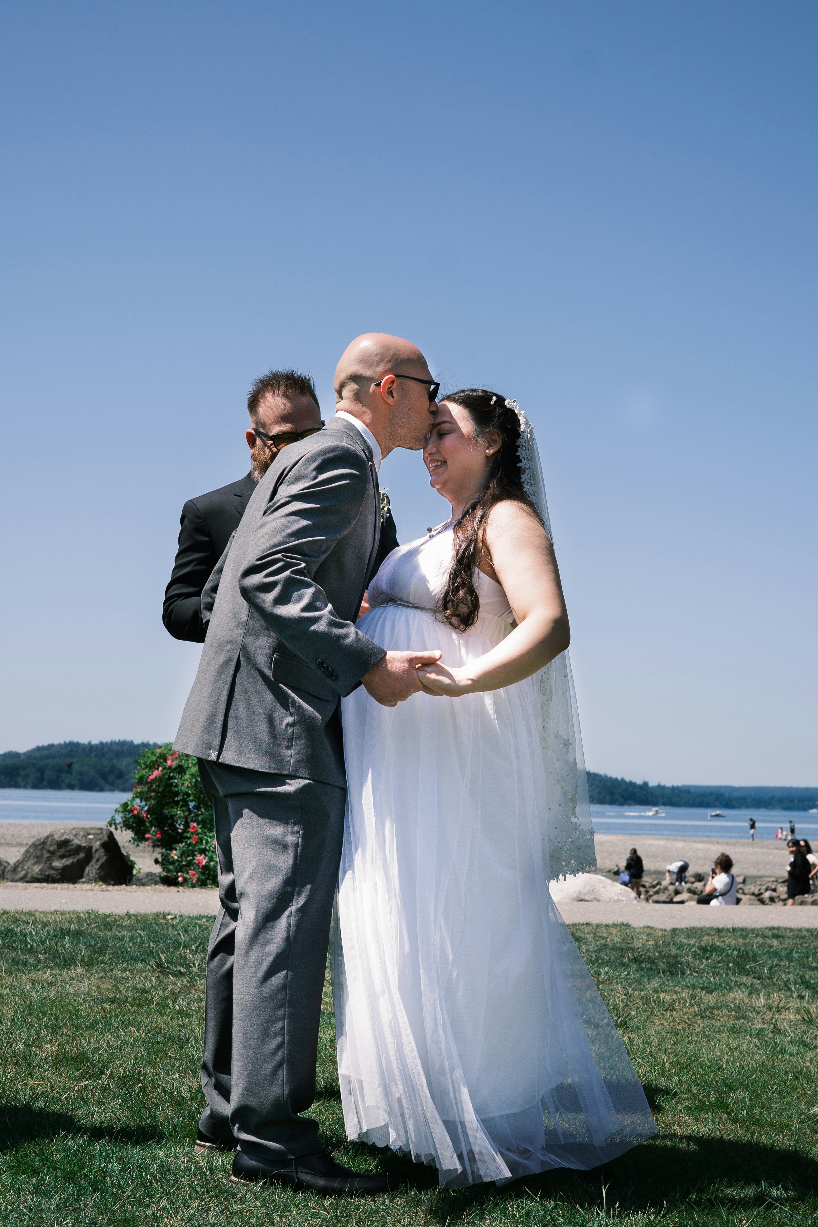 Un novio besa a su novia en su boda.